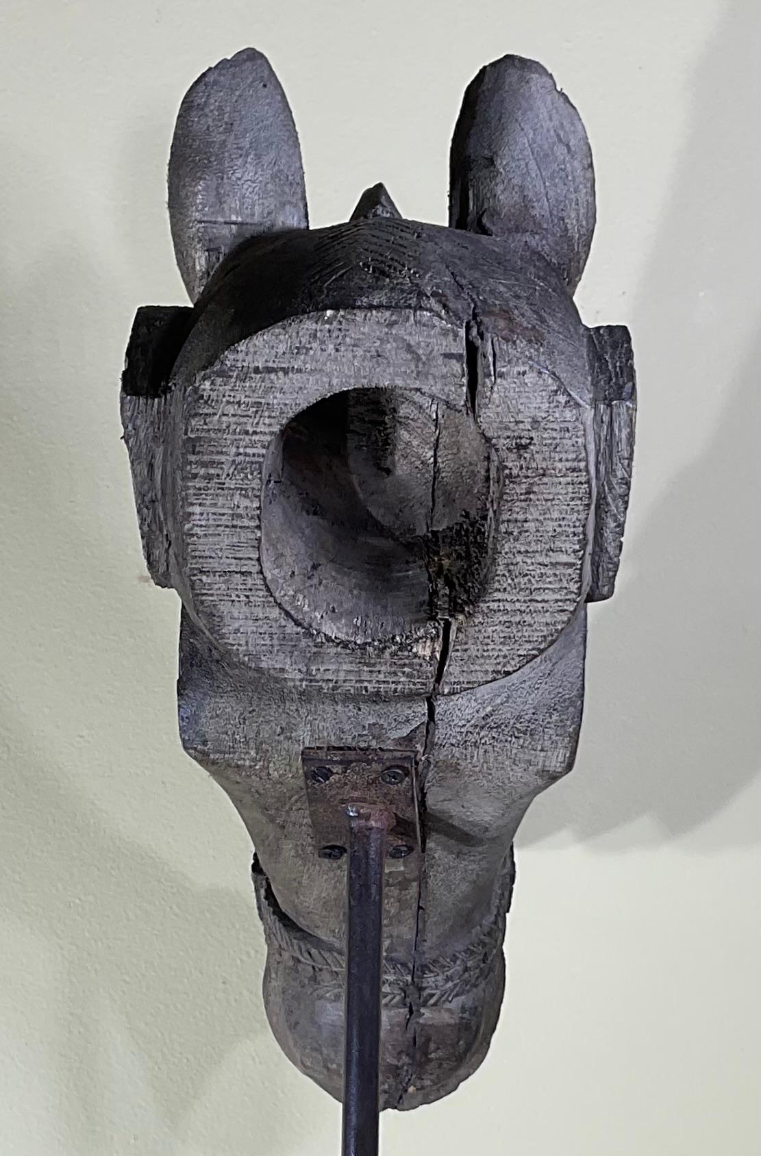 Prächtige antike indische Holz-Pferdkopf-Skulptur aus Holz (Stahl) im Angebot