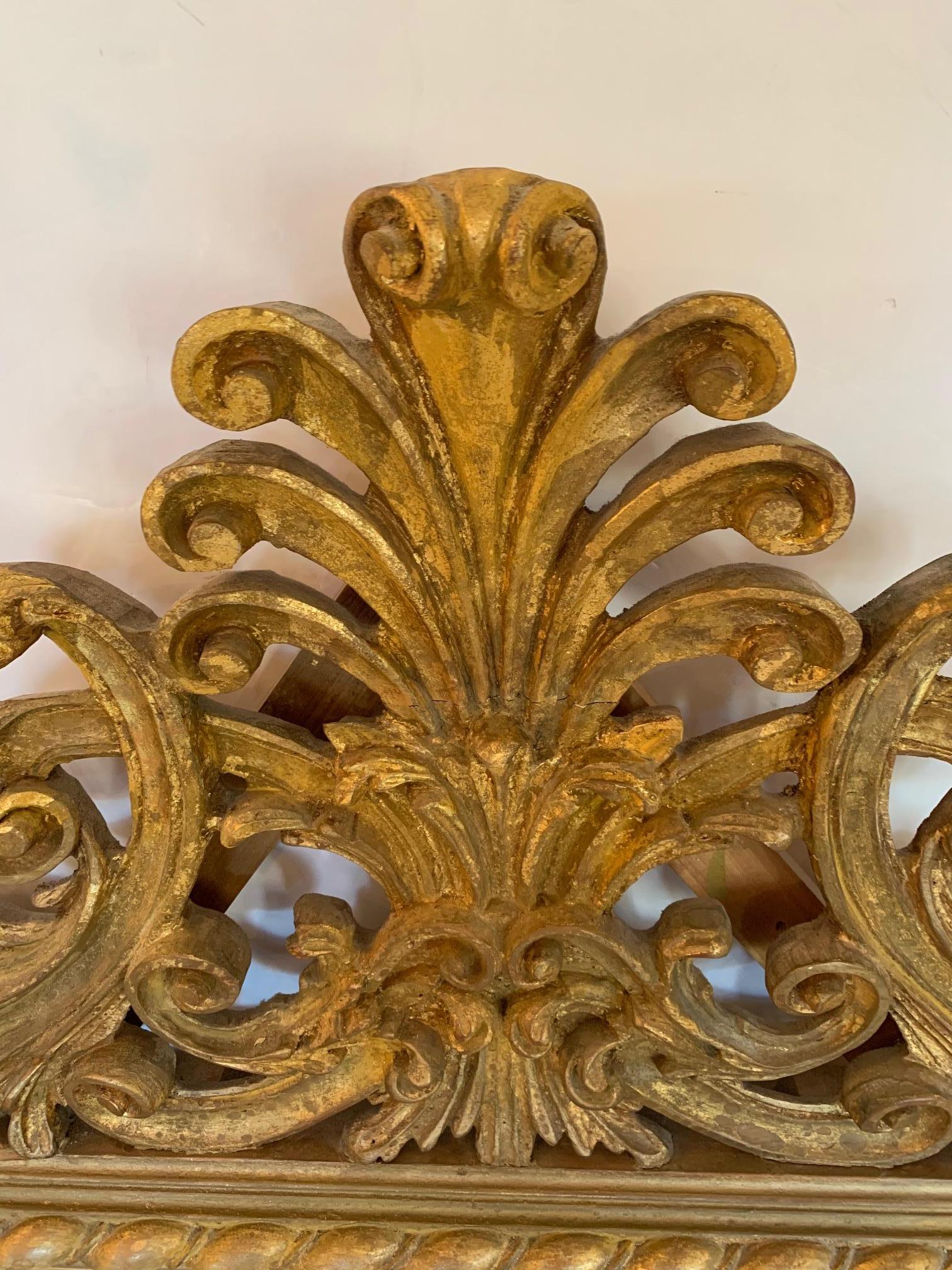 Magnifique miroir italien ancien en bois doré sculpté Bon état - En vente à Hopewell, NJ