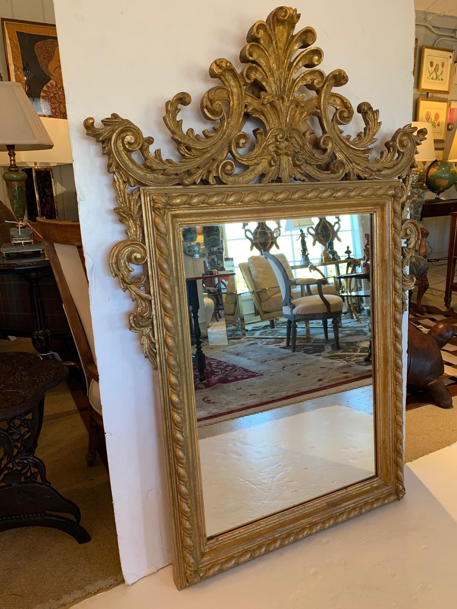 Milieu du XXe siècle Magnifique miroir italien ancien en bois doré sculpté en vente