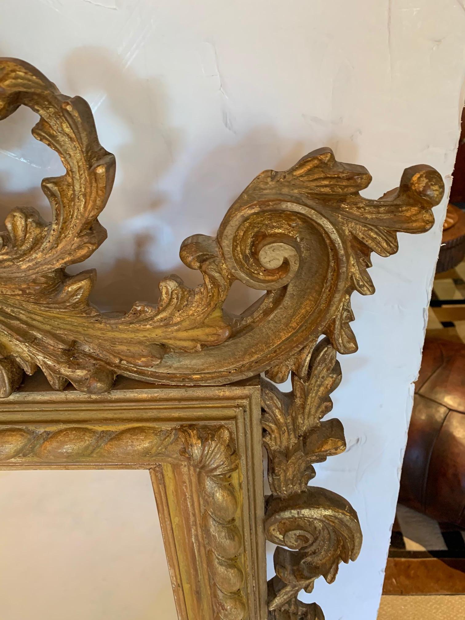 Miroir Magnifique miroir italien ancien en bois doré sculpté en vente