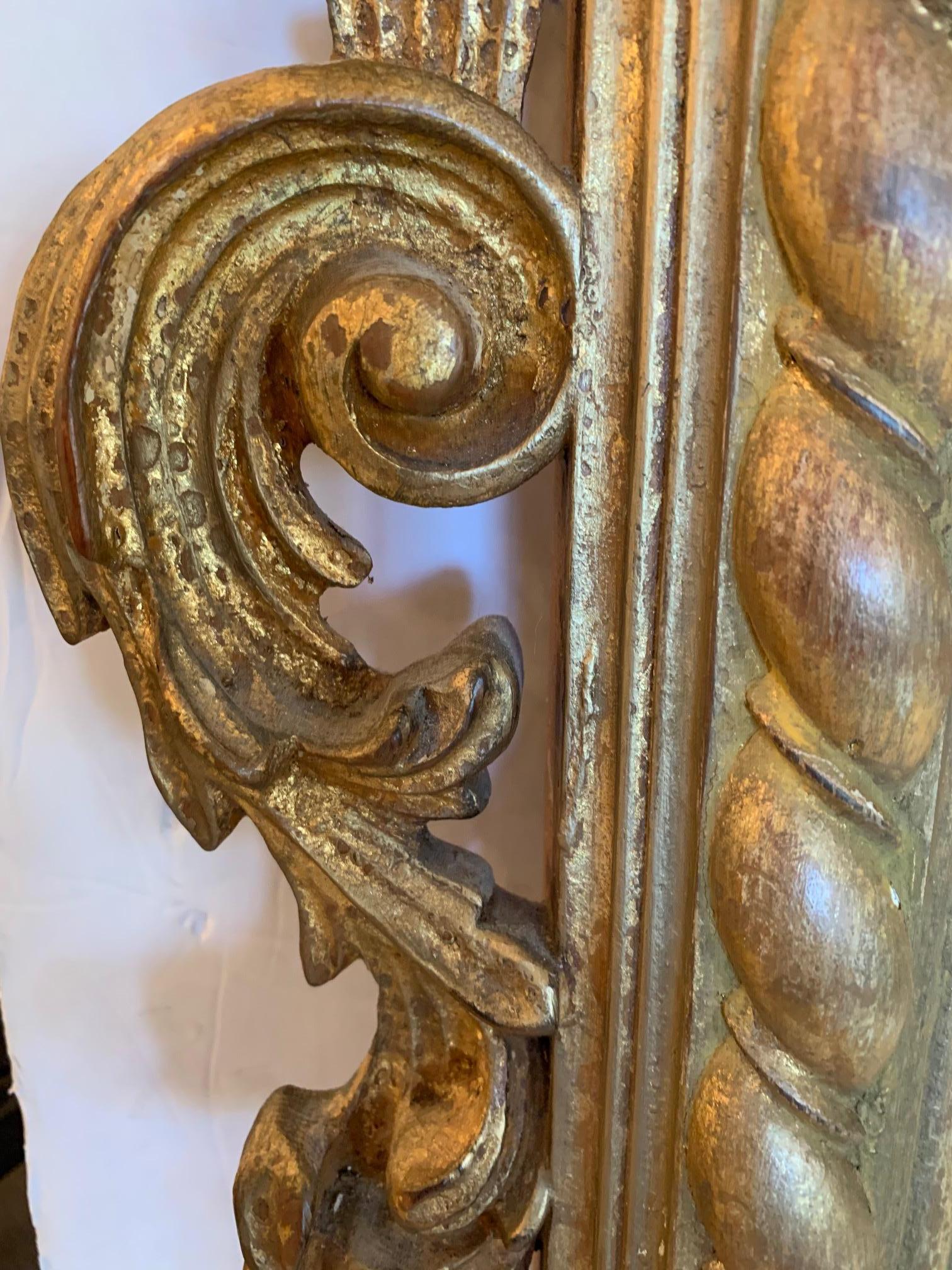 Magnifique miroir italien ancien en bois doré sculpté en vente 4