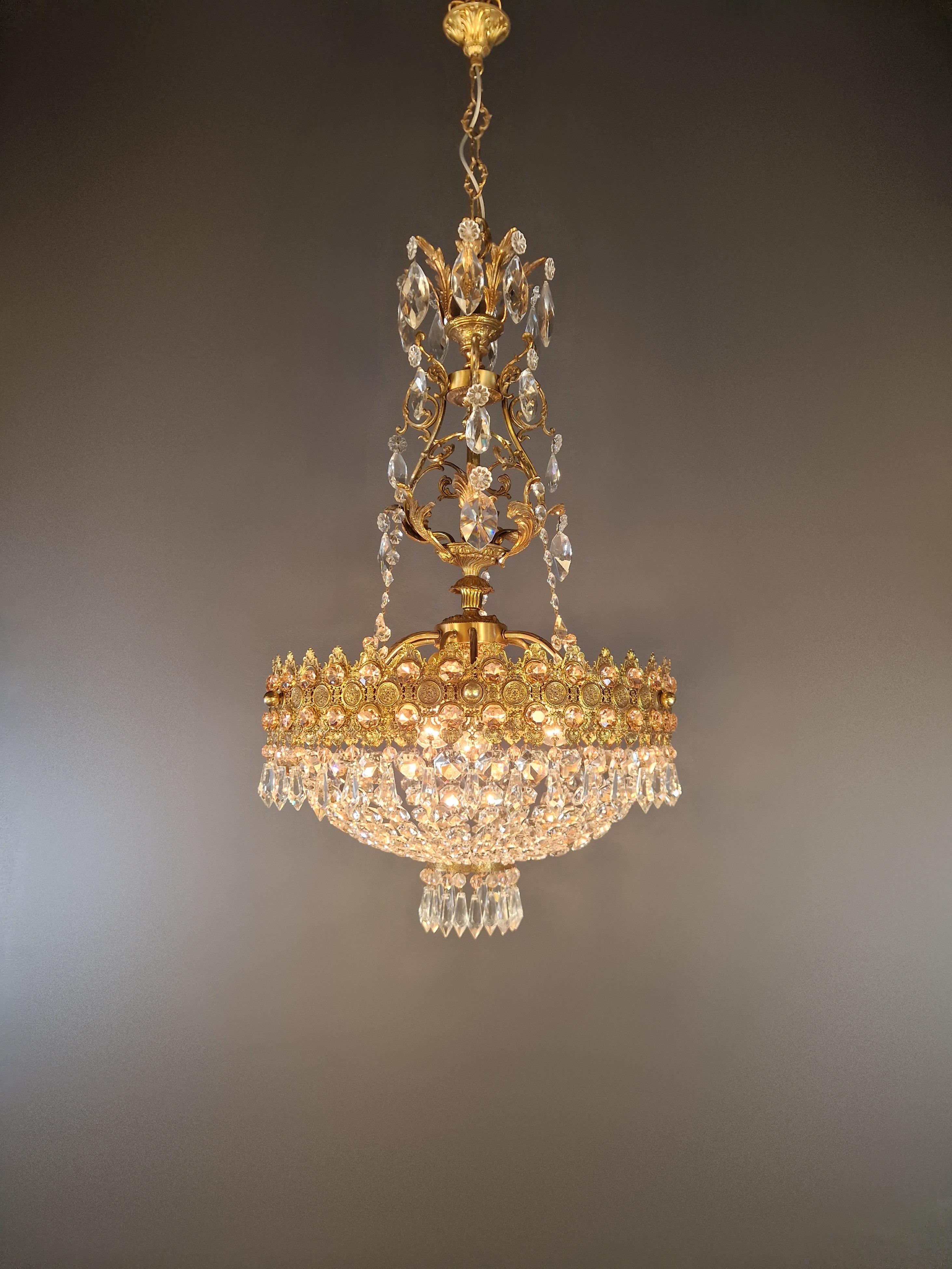 Antique Italian Belle Époque Chandelier - Restored and brought back to life

We present to you a stunning antique chandelier from Italy that embodies the splendor and elegance of the Belle Époque. This masterpiece, made from fine brass and