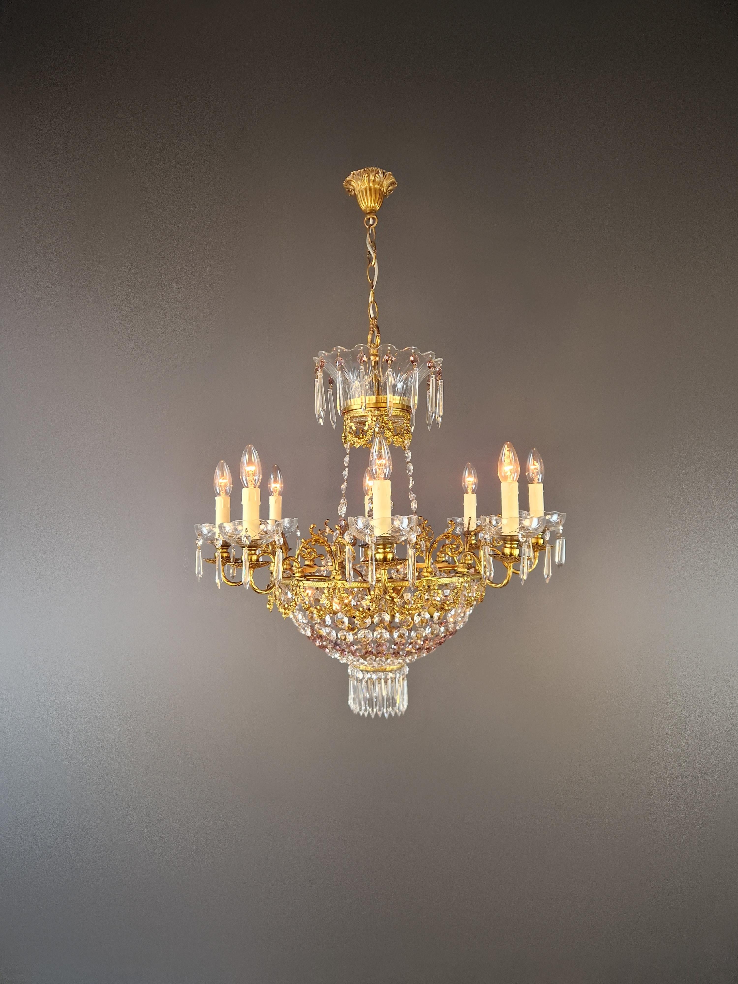 Lustre italien ancien de la Belle Époque - Restauré et ramené à la vie

Nous vous présentons un superbe lustre ancien d'Italie qui incarne la splendeur et l'élégance de la Belle Époque. Ce chef-d'œuvre, composé de laiton fin et de pendentifs en