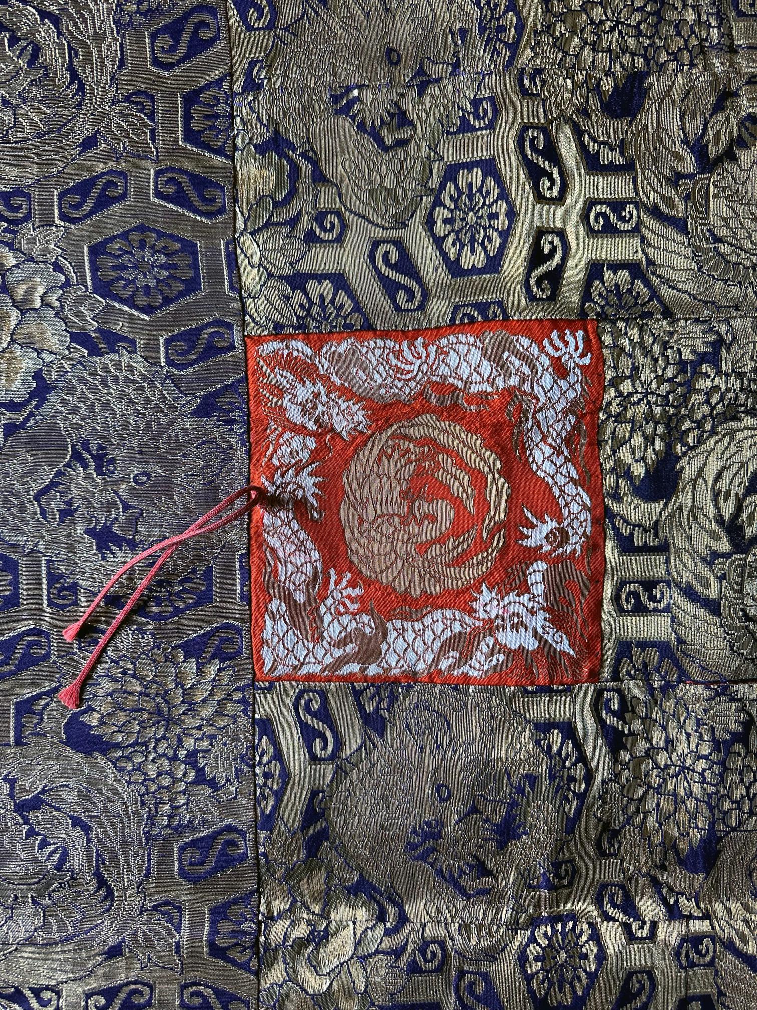 Prächtiger antiker japanischer gewebter Brokat Kesa Monk's Robe Meiji-Periode aus der japanischen Keramik im Angebot 5