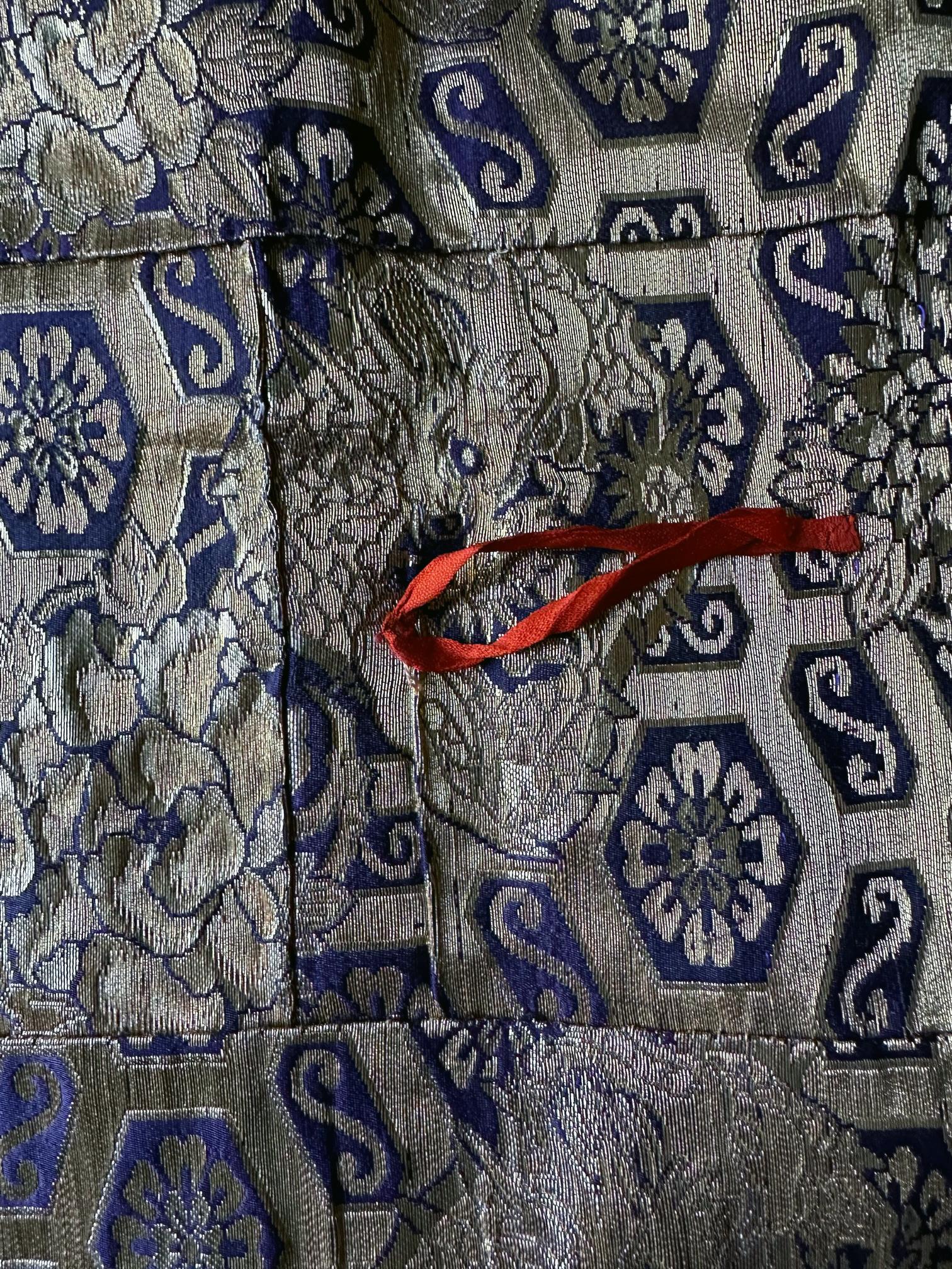 Prächtiger antiker japanischer gewebter Brokat Kesa Monk's Robe Meiji-Periode aus der japanischen Keramik im Angebot 6