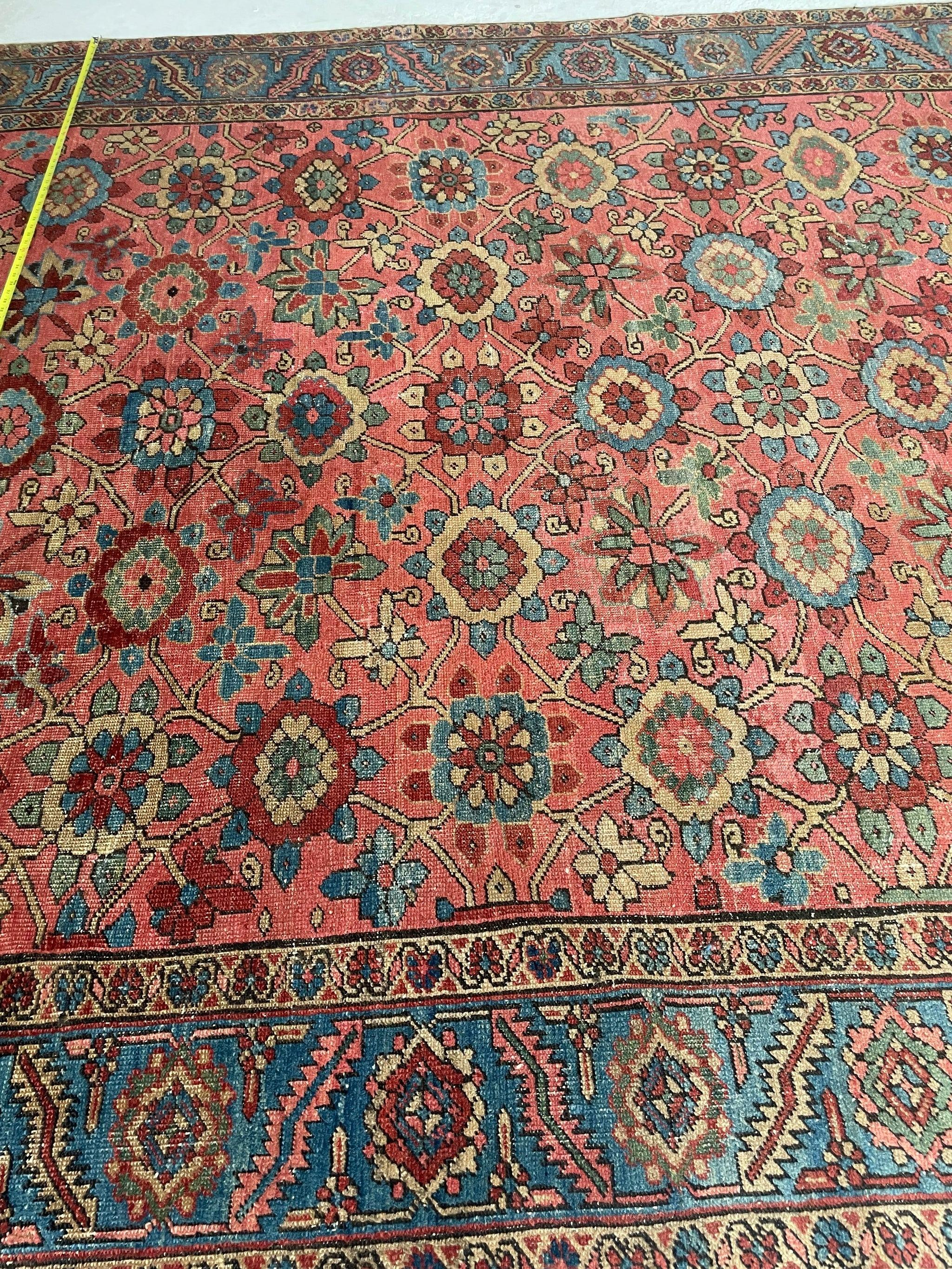 Magnificent Antique Persian Heriz Rug with Rare Mina-Khani Design, circa 1920's In Good Condition For Sale In Milwaukee, WI