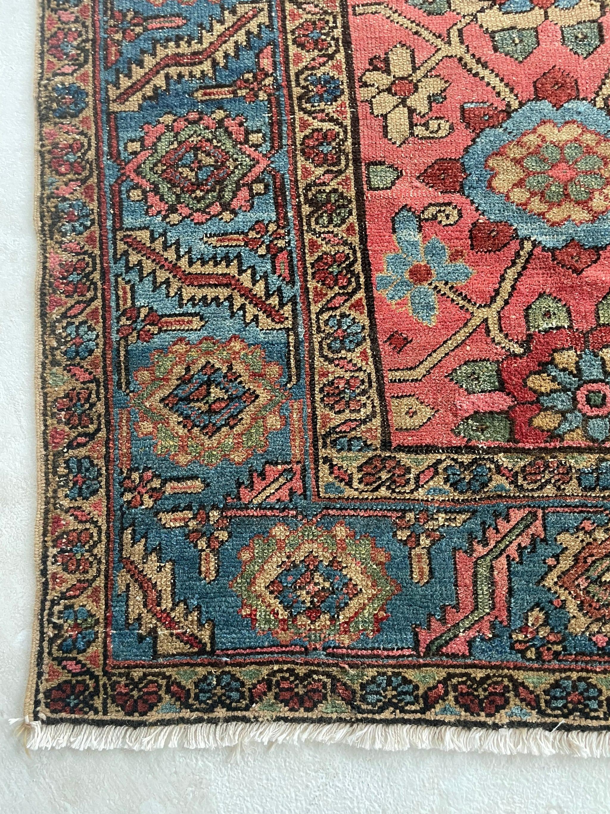 Magnificent Antique Persian Heriz Rug with Rare Mina-Khani Design, circa 1920's For Sale 1