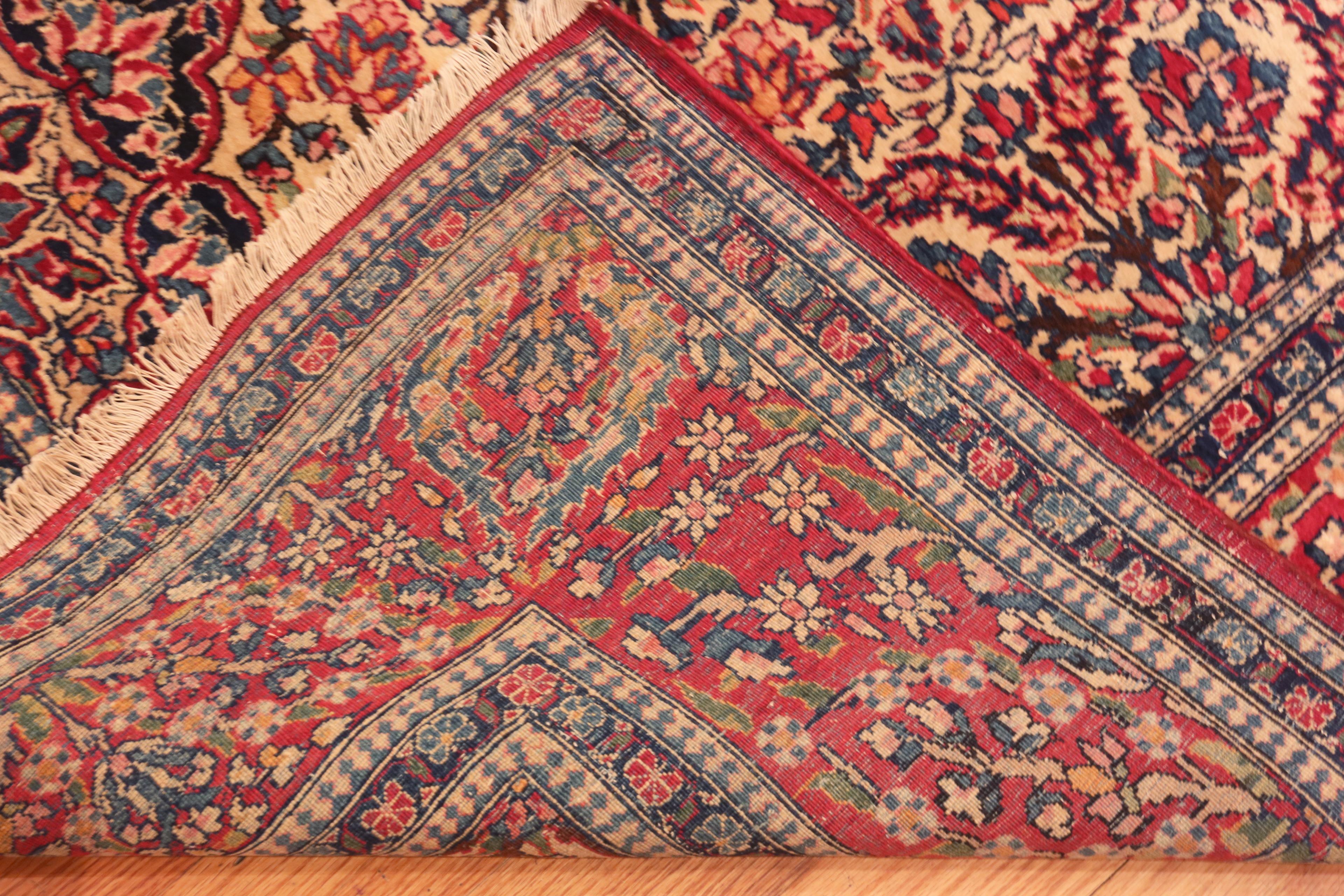 Hand-Knotted Antique Persian Isfahan Rug. Size 4 ft 6 in x 6 ft 8 in For Sale