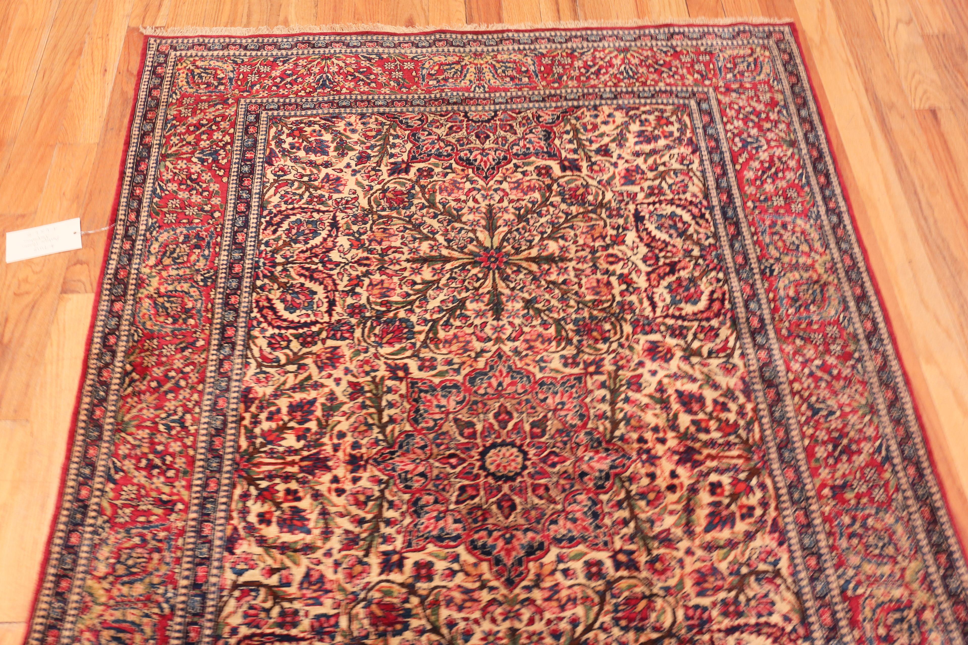 Magnificent Antique Persian Isfahan Rug, Country Of Origin / Rug Type: Persian Rug, Circa date: 1920. Size: 4 ft 6 in x 6 ft 8 in (1.37 m x 2.03 m)