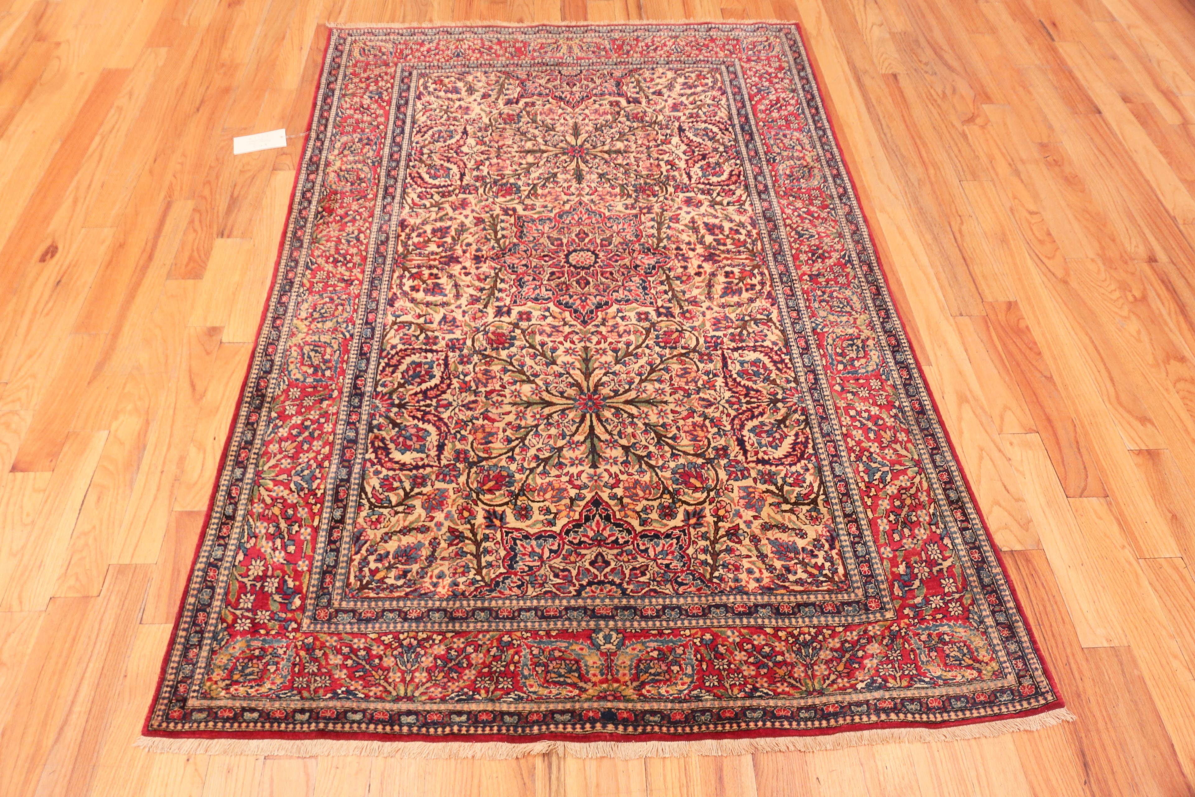 Tabriz Antique Persian Isfahan Rug. Size 4 ft 6 in x 6 ft 8 in For Sale