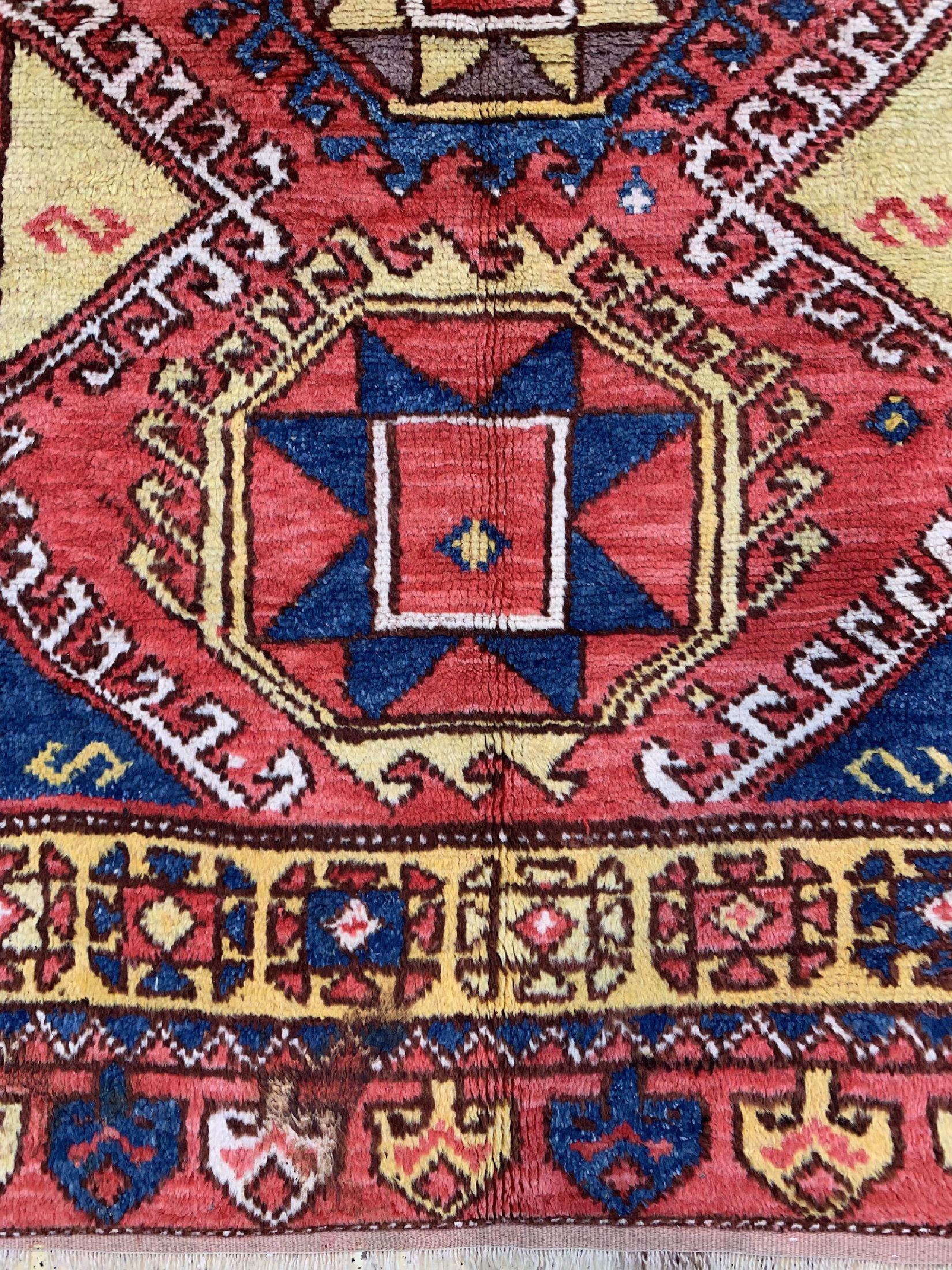 Dies ist ein prächtiger Teppich aus Konya in Zentralanatolien. Er weist alle Merkmale dieser Teppichregion auf, aus der die schönsten und besten Stücke Anatoliens stammen. Konya war lange Zeit das Zentrum der anatolischen Webereikunst und brachte
