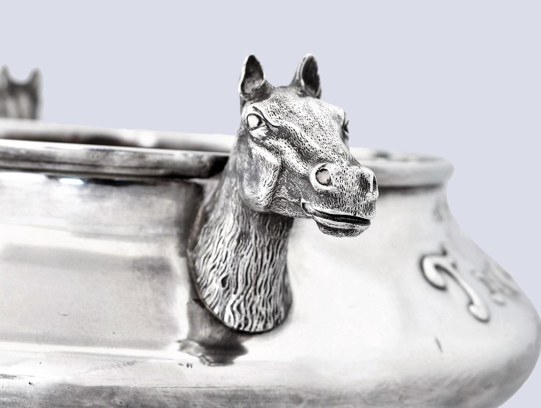 Dettagli: Siamo orgogliosi di offrire questo magnifico trofeo in argento massiccio americano, realizzato da Schofield Co Of Baltimore per il vincitore della coppa di Pimlico nel 1925.
Pochissimi di questi trofei sono sopravvissuti da quando la corsa