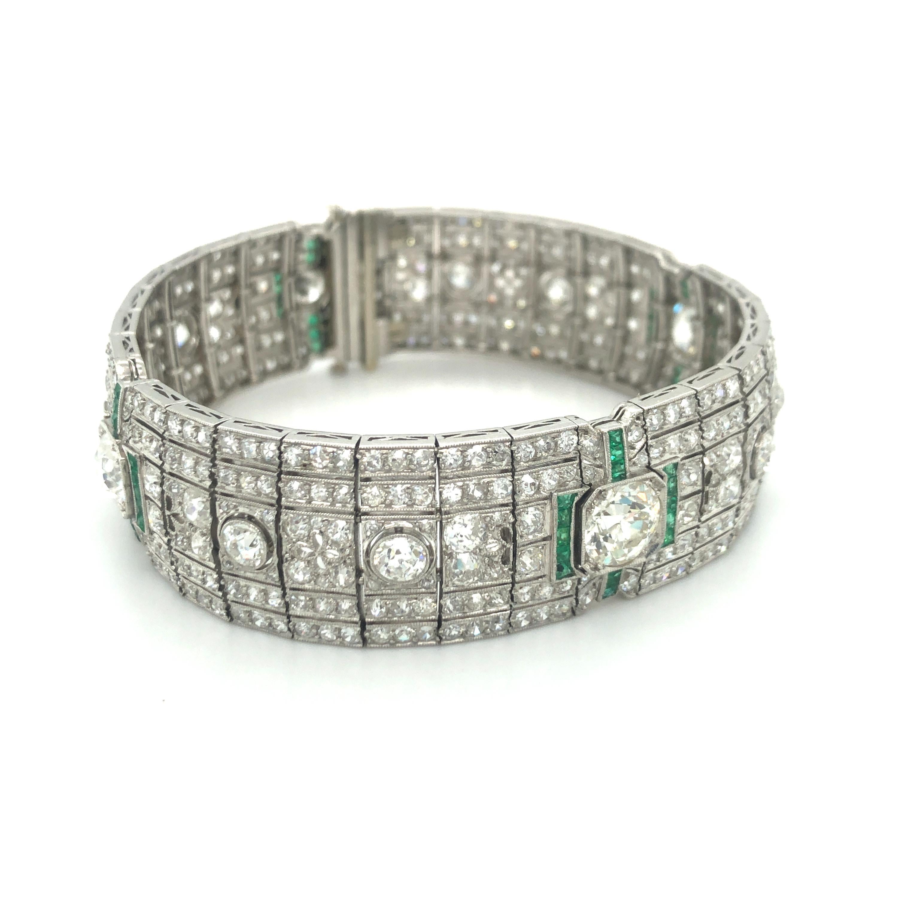  Art Deco Diamond and Emerald Bracelet in Platinum  For Sale 4