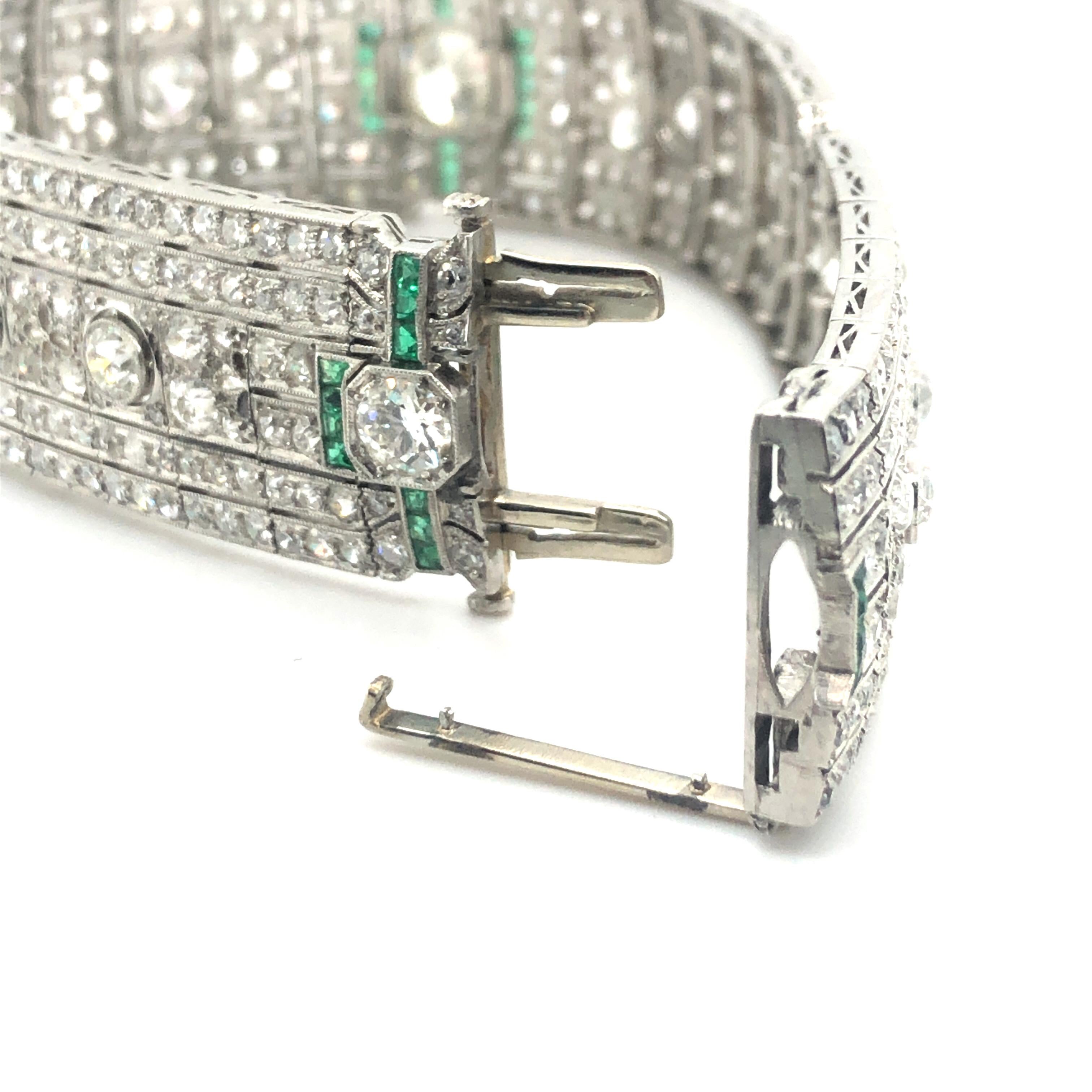 Art Deco Diamond and Emerald Bracelet in Platinum  In Good Condition For Sale In Lucerne, CH