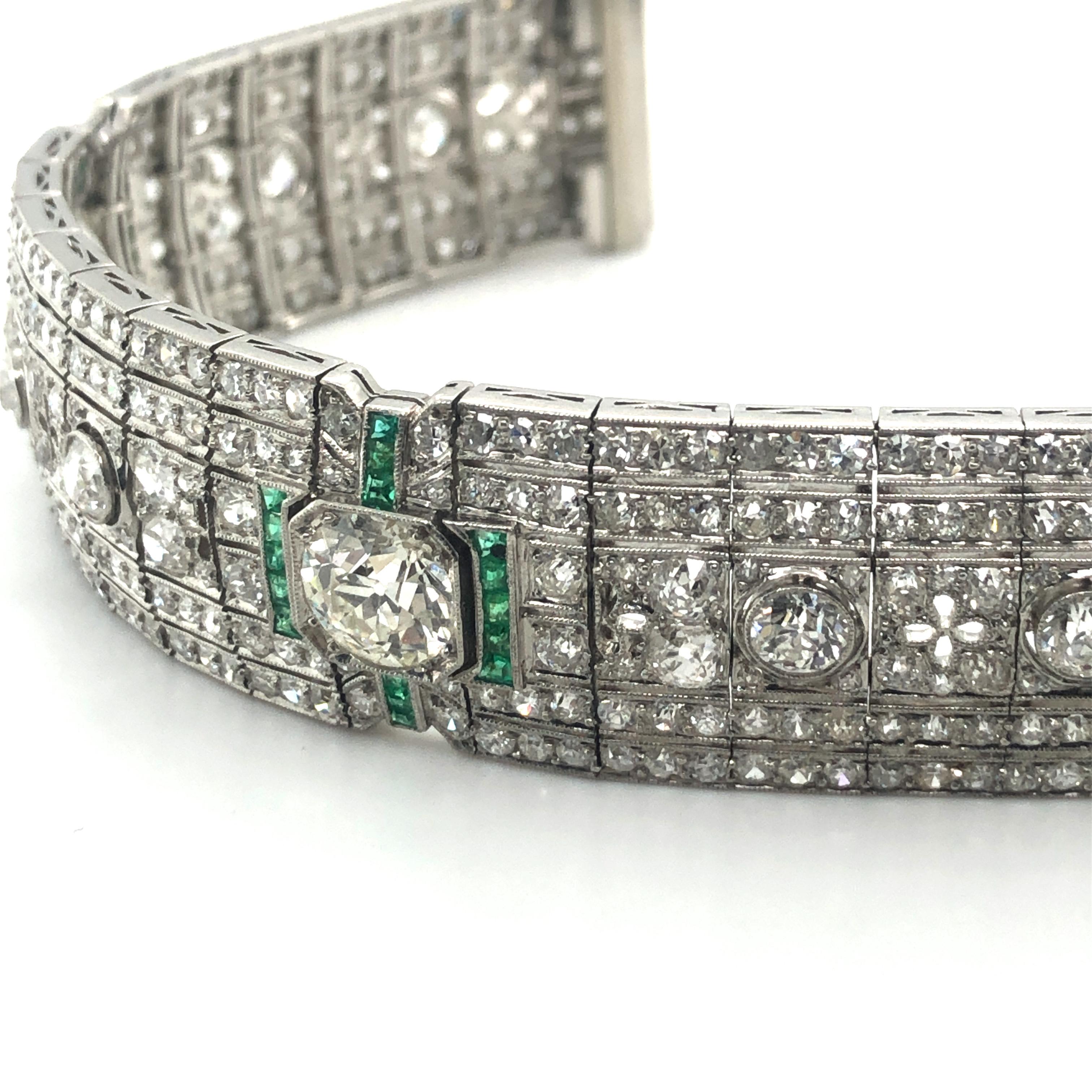  Art Deco Diamond and Emerald Bracelet in Platinum  For Sale 2