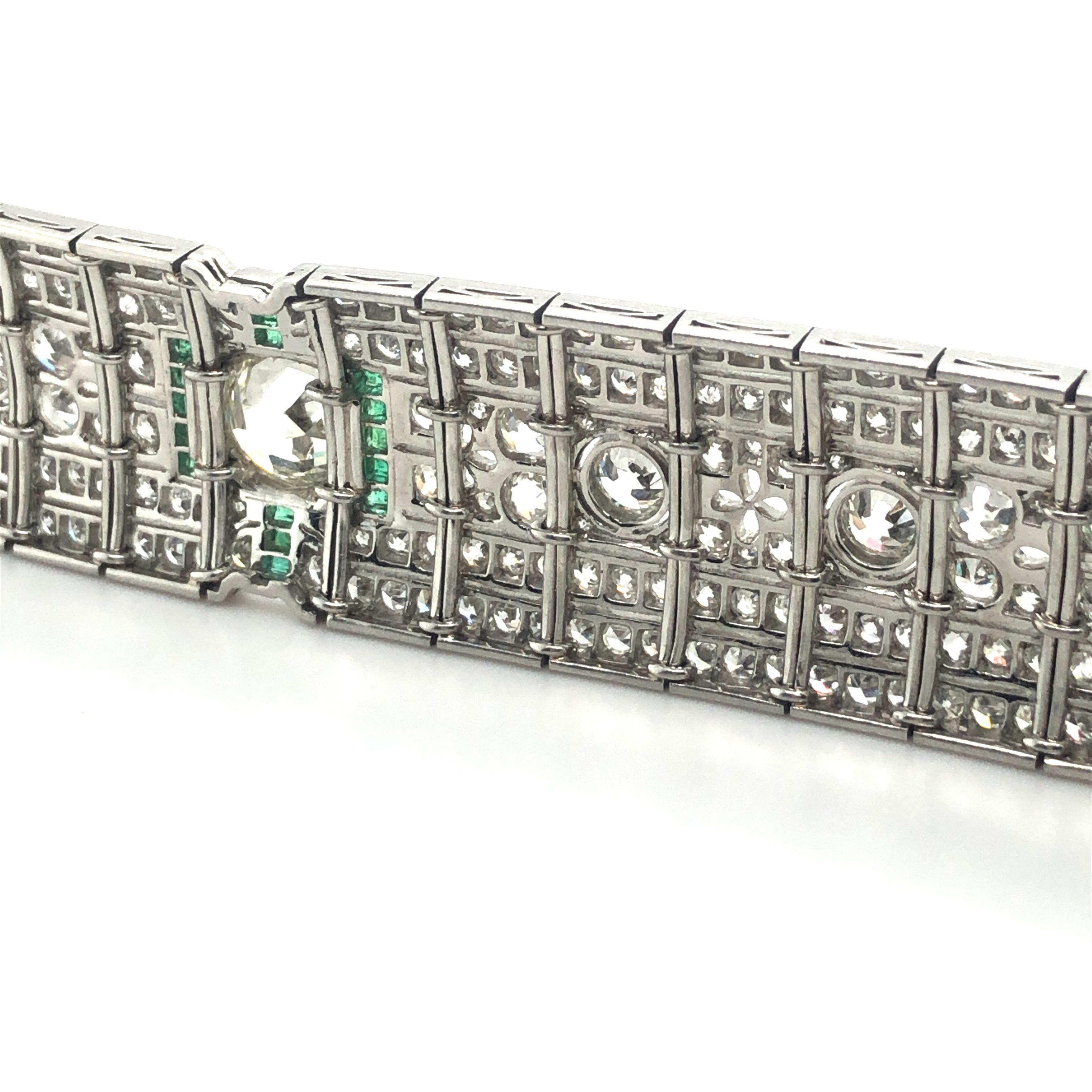 Art Deco Diamond and Emerald Bracelet in Platinum  For Sale 3