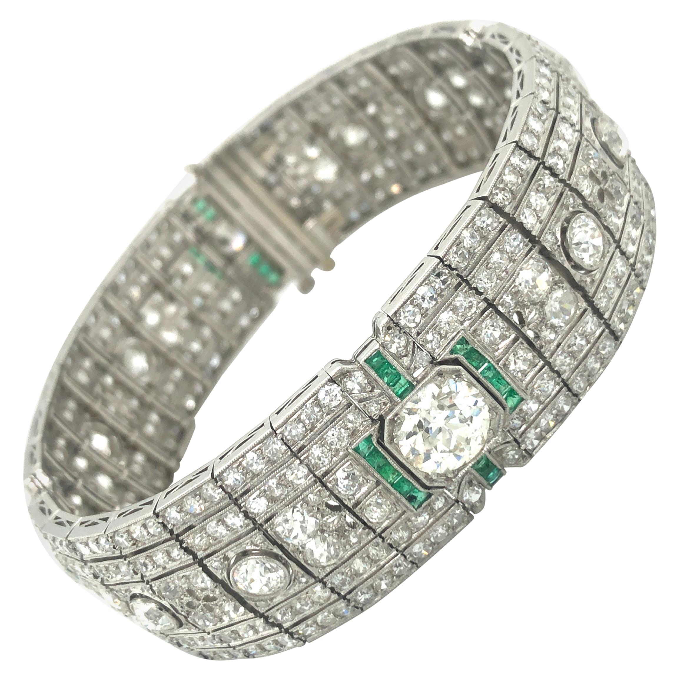  Art Deco Diamond and Emerald Bracelet in Platinum  For Sale