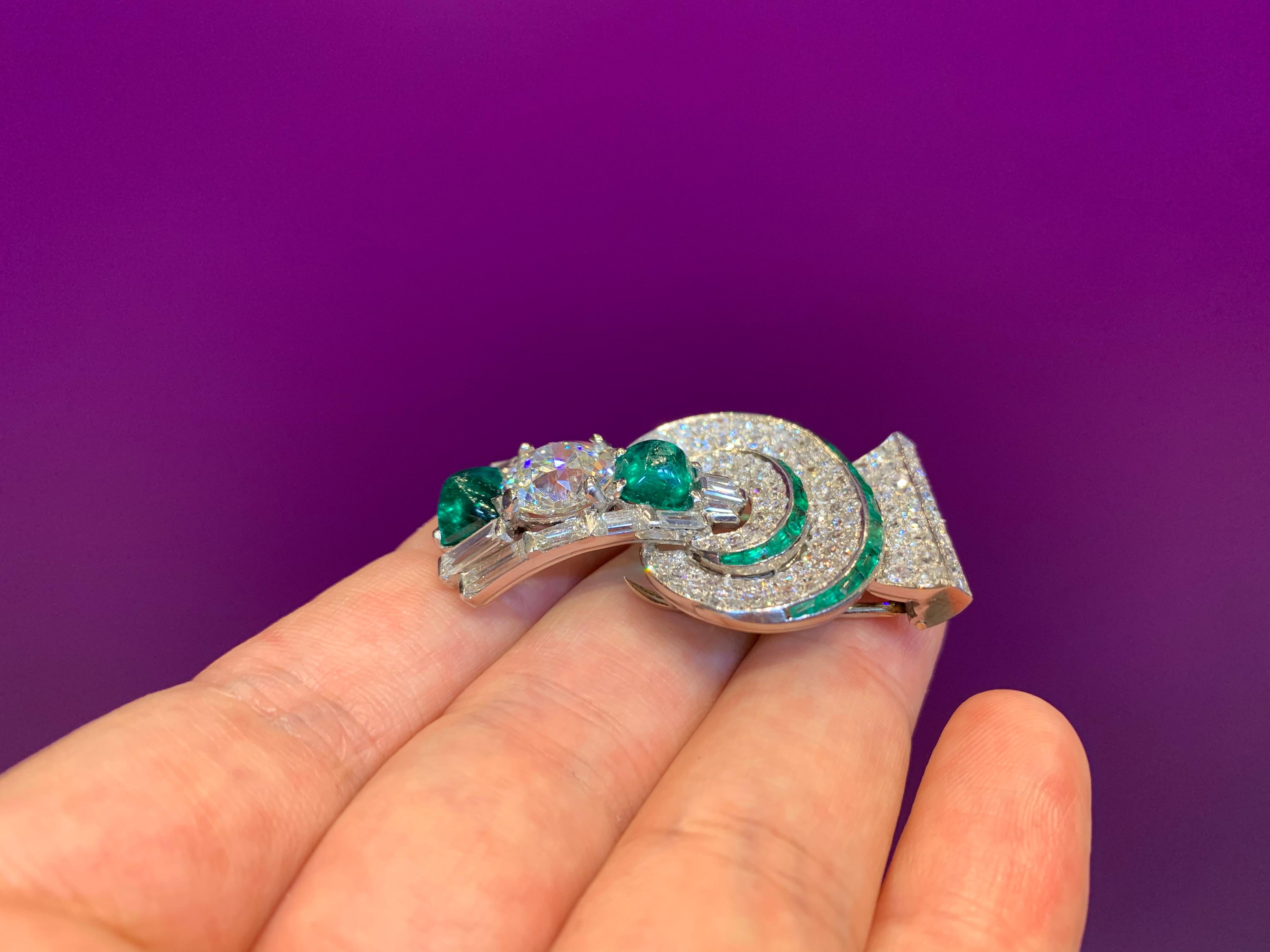 Art Deco Diamond and Emerald Brooch In Excellent Condition In New York, NY