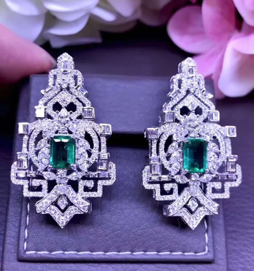 So adorable and refined Art Deco style for this beautiful earrings in 18k with two natural emeralds of 3,27 carats and diamonds baguettes and round brilliant cut of 4,57 carats F/VS.
Handcrafted by artisan goldsmith.
Excellent manufacture and