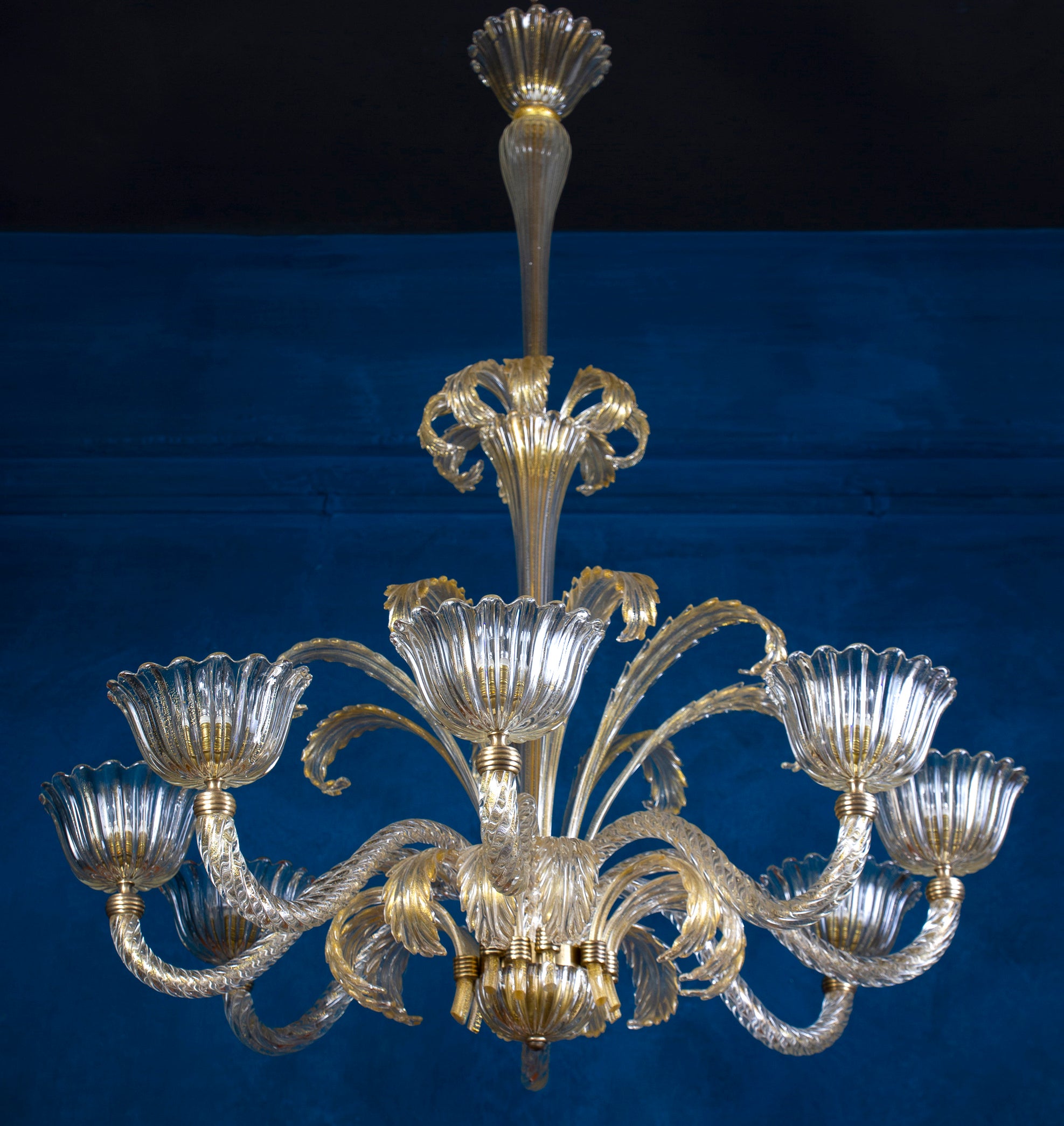 Außergewöhnlicher Kronleuchter aus Murano-Glas mit acht Schirmen und Goldeinlage . Elegant geformt feine Qualität  Messinghalterung von Ercole Barovier.  Einzigartige Art-Déco-Schönheit in hervorragendem Vintage-Zustand.
Acht  E 27-Glühbirnen, die