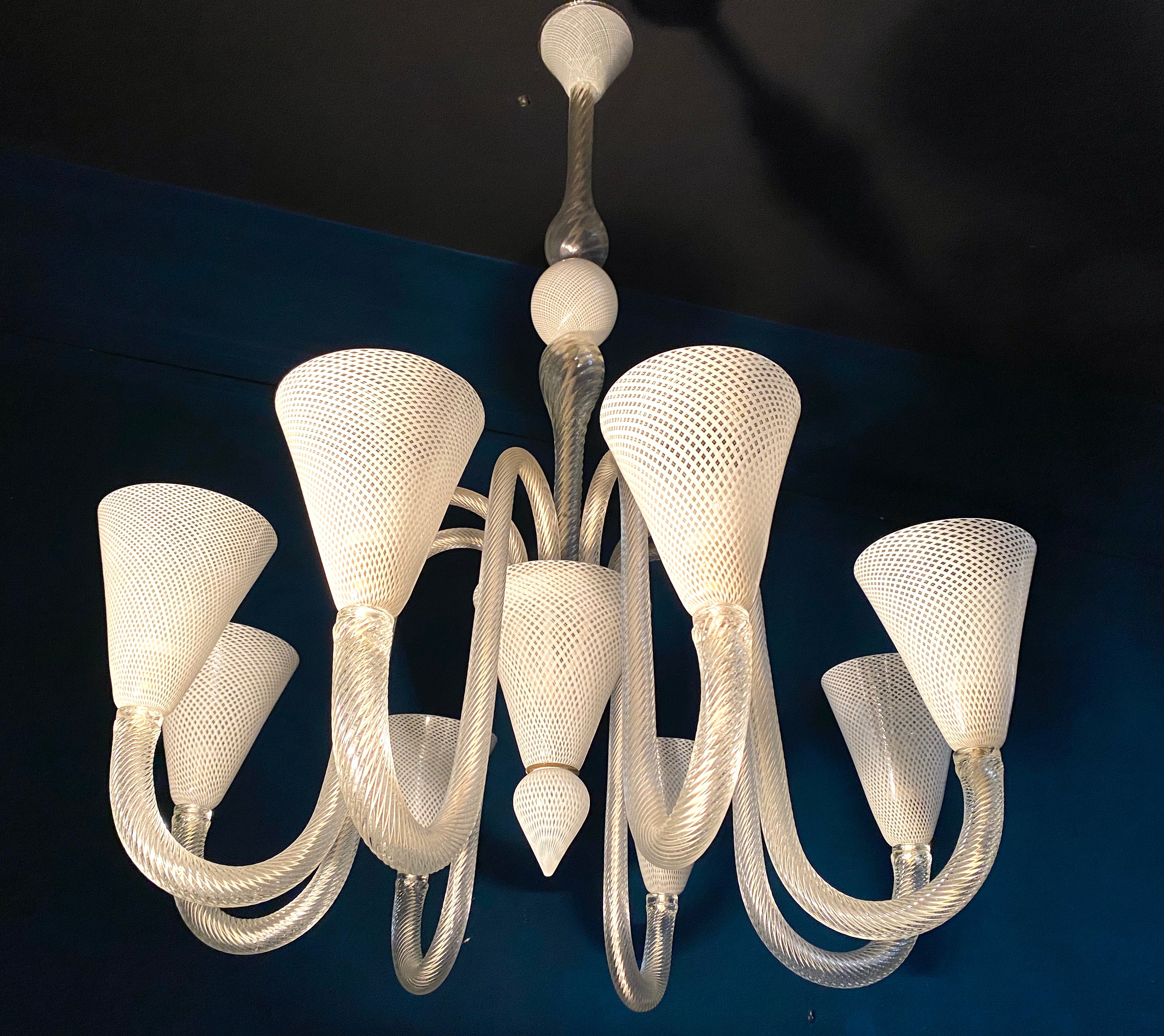 Elegant  Venini Art Deco mundgeblasener Reticello Murano Kronleuchter mit sechs Armen. 
 
Sechs  E 27 Glühbirnen. Wir können die Verkabelung an die Normen Ihres Landes anpassen.
Gereinigt und neu verkabelt, voll funktionstüchtig und einsatzbereit.