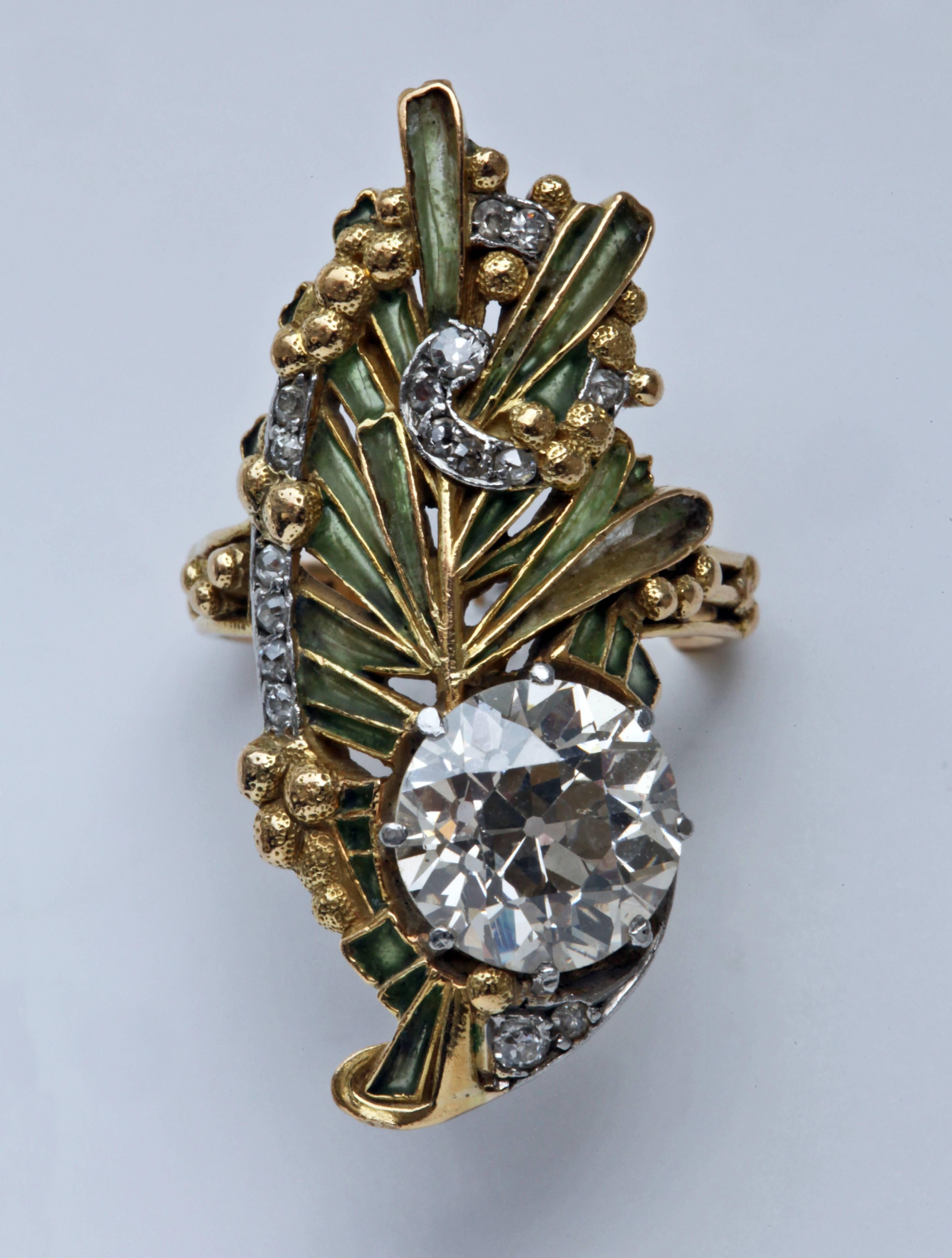 La conception et la fabrication extrêmement raffinées sont typiques des créations de René Lalique/Louis Aucoc.
Un superbe exemple de l'art le plus raffiné des joailliers parisiens des années 1900 en or, émail plique-à-jour et diamant.
Cet étonnant