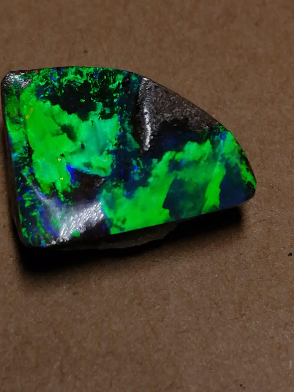 This Australian Loose Boulder Opal is 
of impressive 5.50ct (19mm x 12mm x 4mm)
from Winton, Queensland
displaying the superb & truly unique spectrum of colours: 
from striking Indigo & Sky Blue 
to superb vivid Emerald Green 
The beauty of this