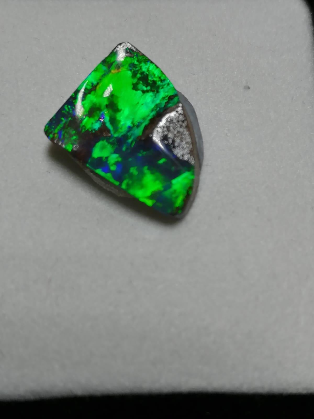 Magnificent Australian Loose Black Boulder Opal of 5.50ct. 19mm x 12mm x 4mm. In Excellent Condition For Sale In MELBOURNE, AU