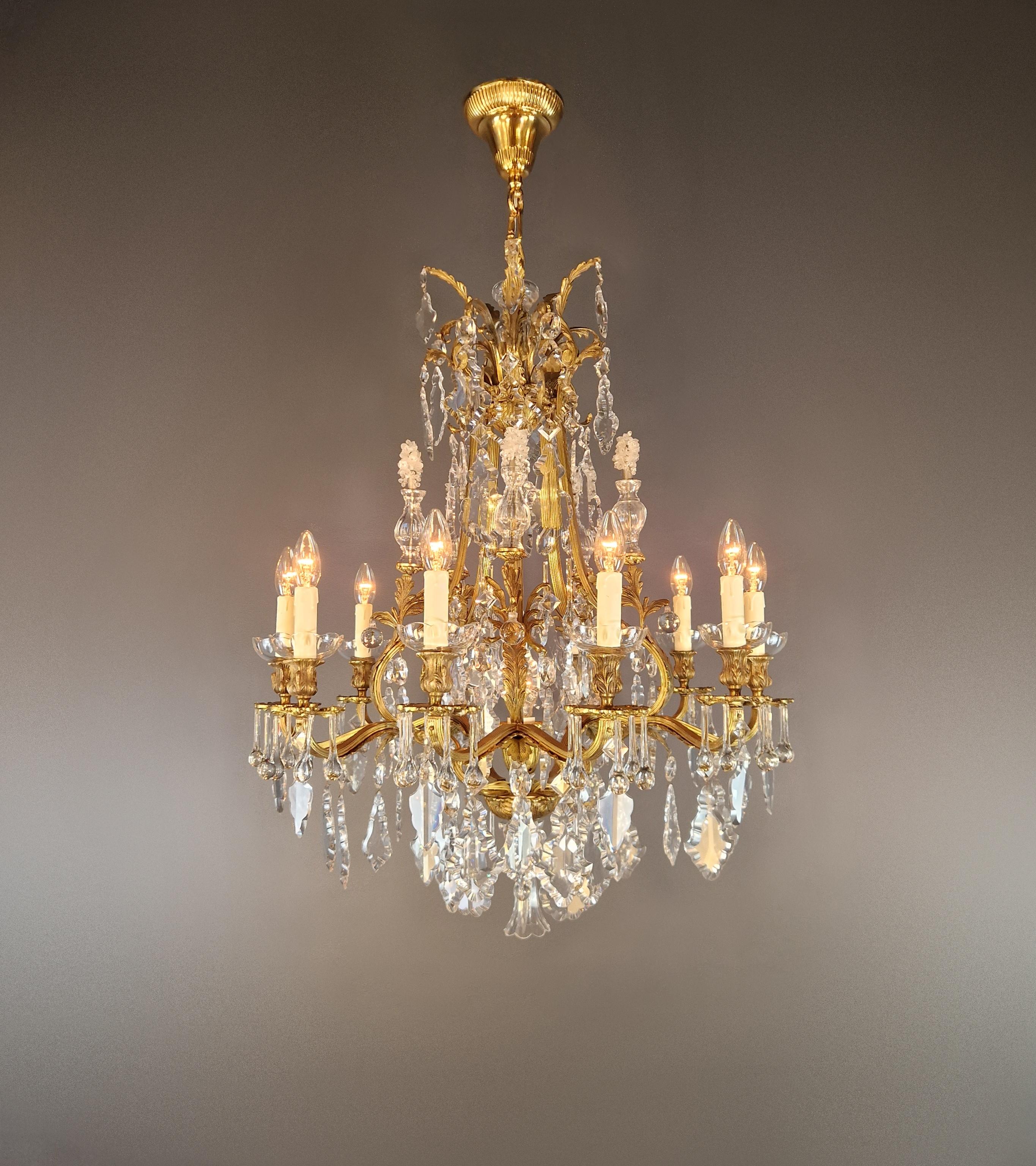Ein außergewöhnliches Meisterwerk des Rokoko-Stils: Dieser prächtige Kronleuchter aus Österreich, der um 1910 gefertigt wurde, ist ein einzigartiges Stück, das Geschichte und Eleganz vereint.

Mit einer beeindruckenden Höhe von 110 cm (mit Kette)