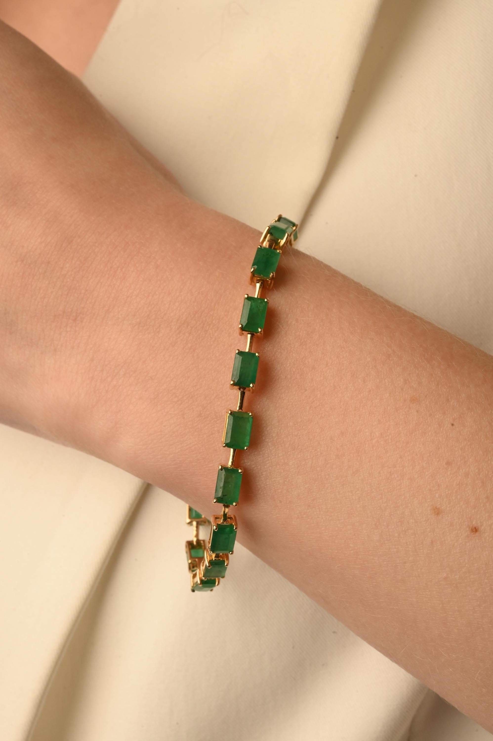 Contemporary Magnificent Baguette 9 Ct Natural Emerald Tennis Bracelet in 14K Yellow Gold For Sale