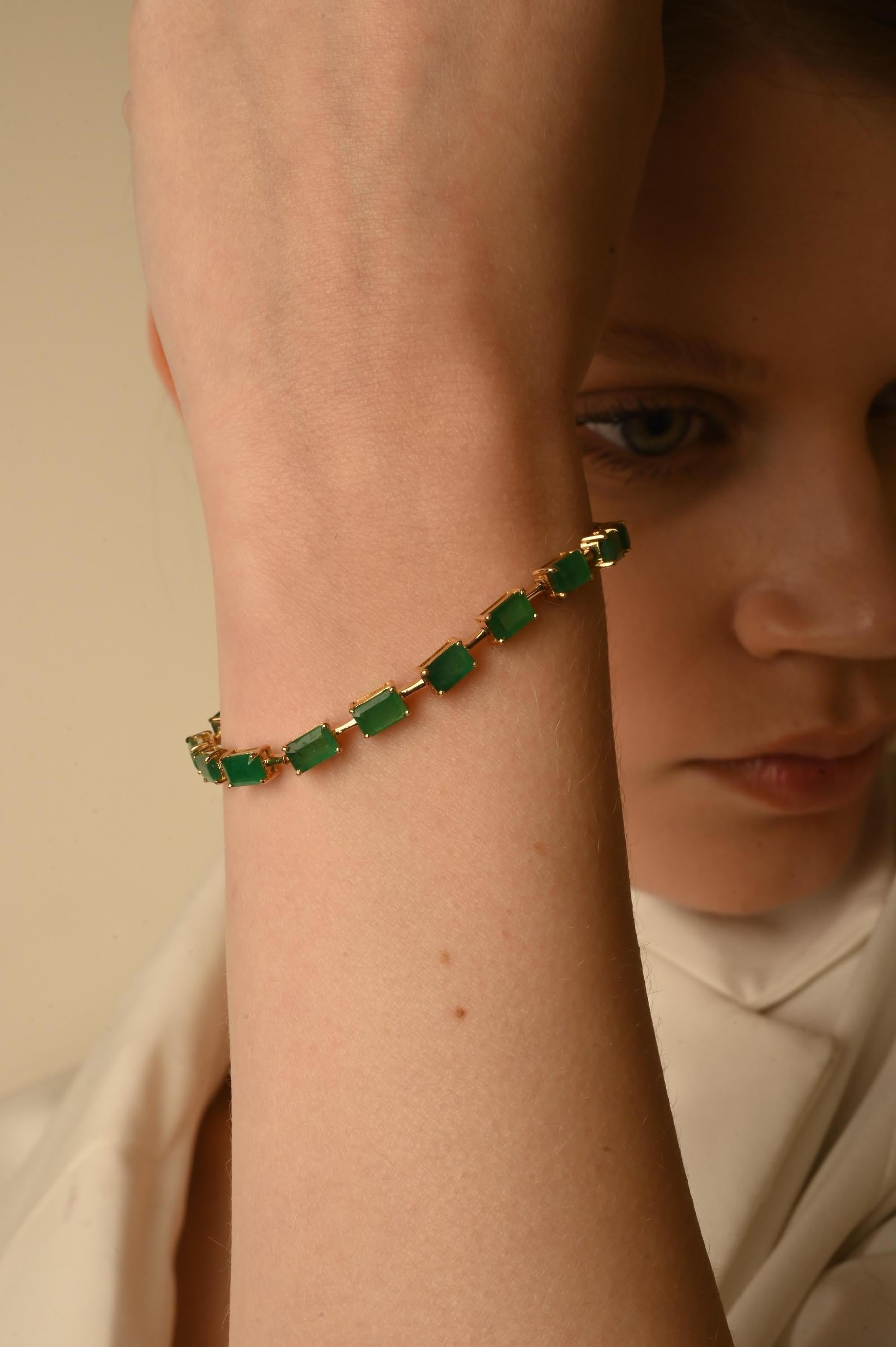 Magnificent Baguette 9 Ct Natural Emerald Tennis Bracelet in 14K Yellow Gold In New Condition For Sale In Houston, TX