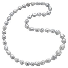 Magnifique collier baroque en perles de culture des mers du Sud et diamants