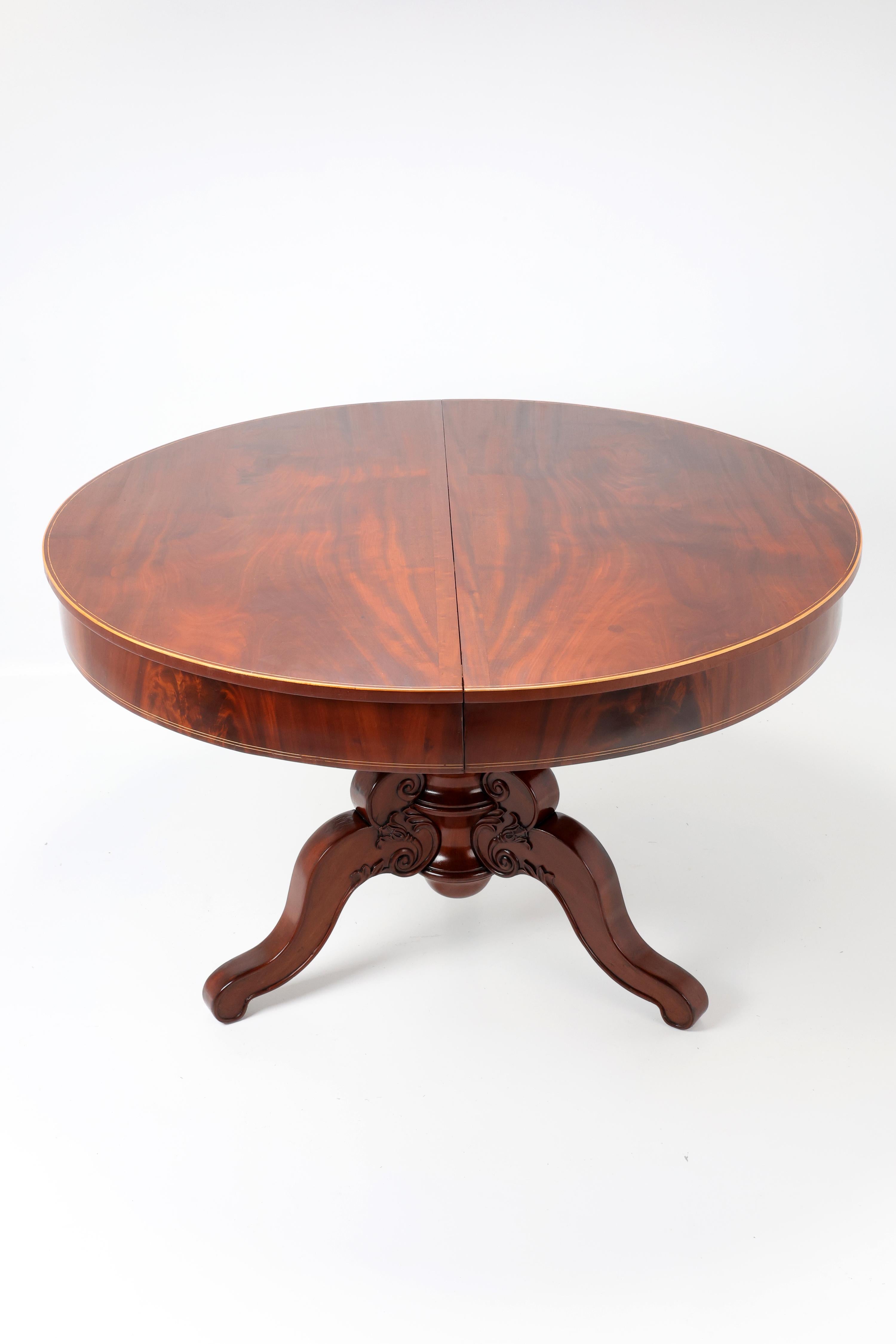 Prächtiger Biedermeier-Esstisch mit Auszug,  1830 Deutschland.


Dieser außergewöhnliche Biedermeier-Esstisch, der im 19. Jahrhundert in Deutschland gefertigt wurde, ist ein hervorragendes Beispiel für zeitlose Eleganz und raffinierte