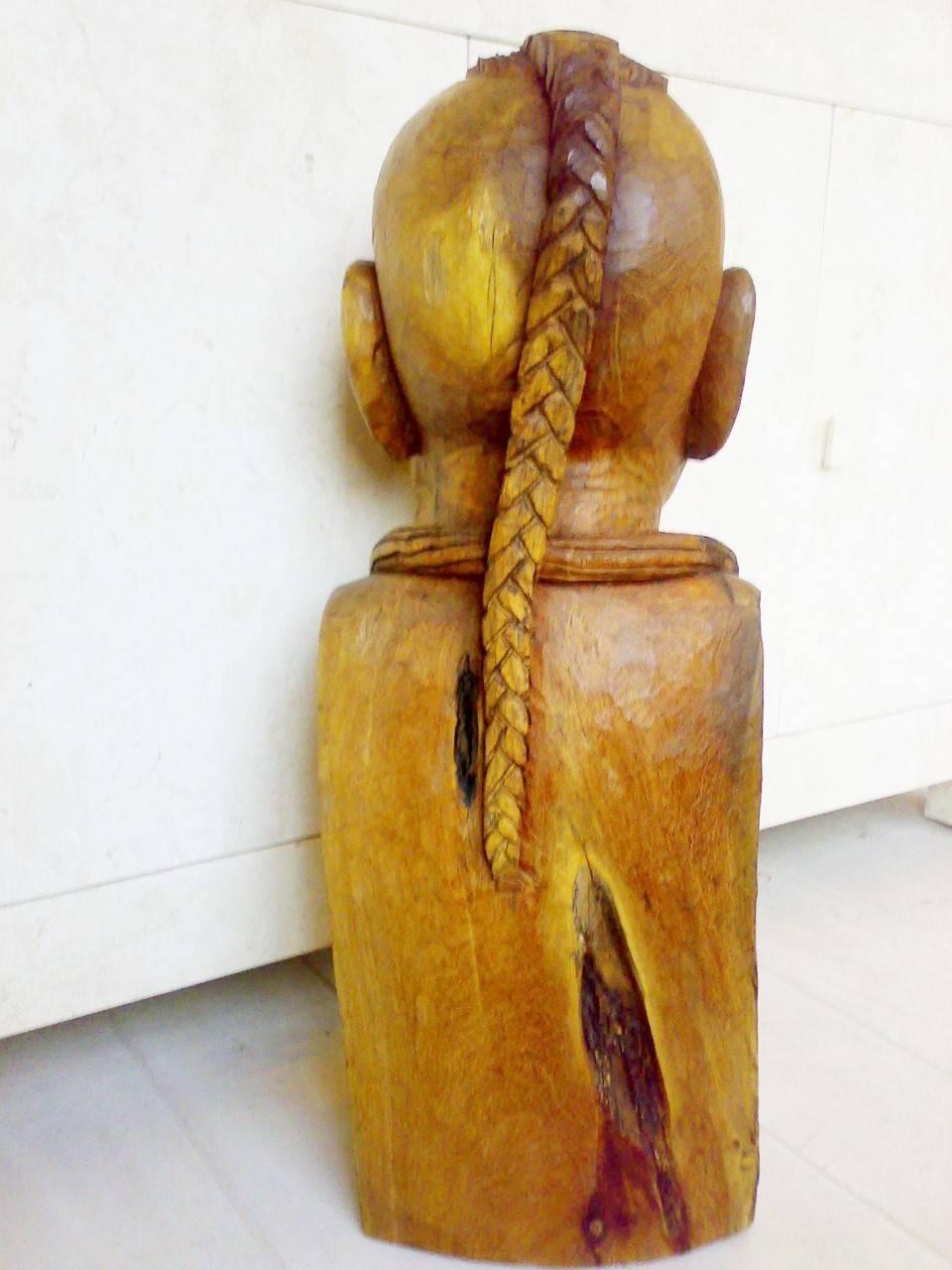 Prächtige große afrikanische Stammes-Hauptkopf-Skulptur aus Holz (Mitte des 20. Jahrhunderts) im Angebot