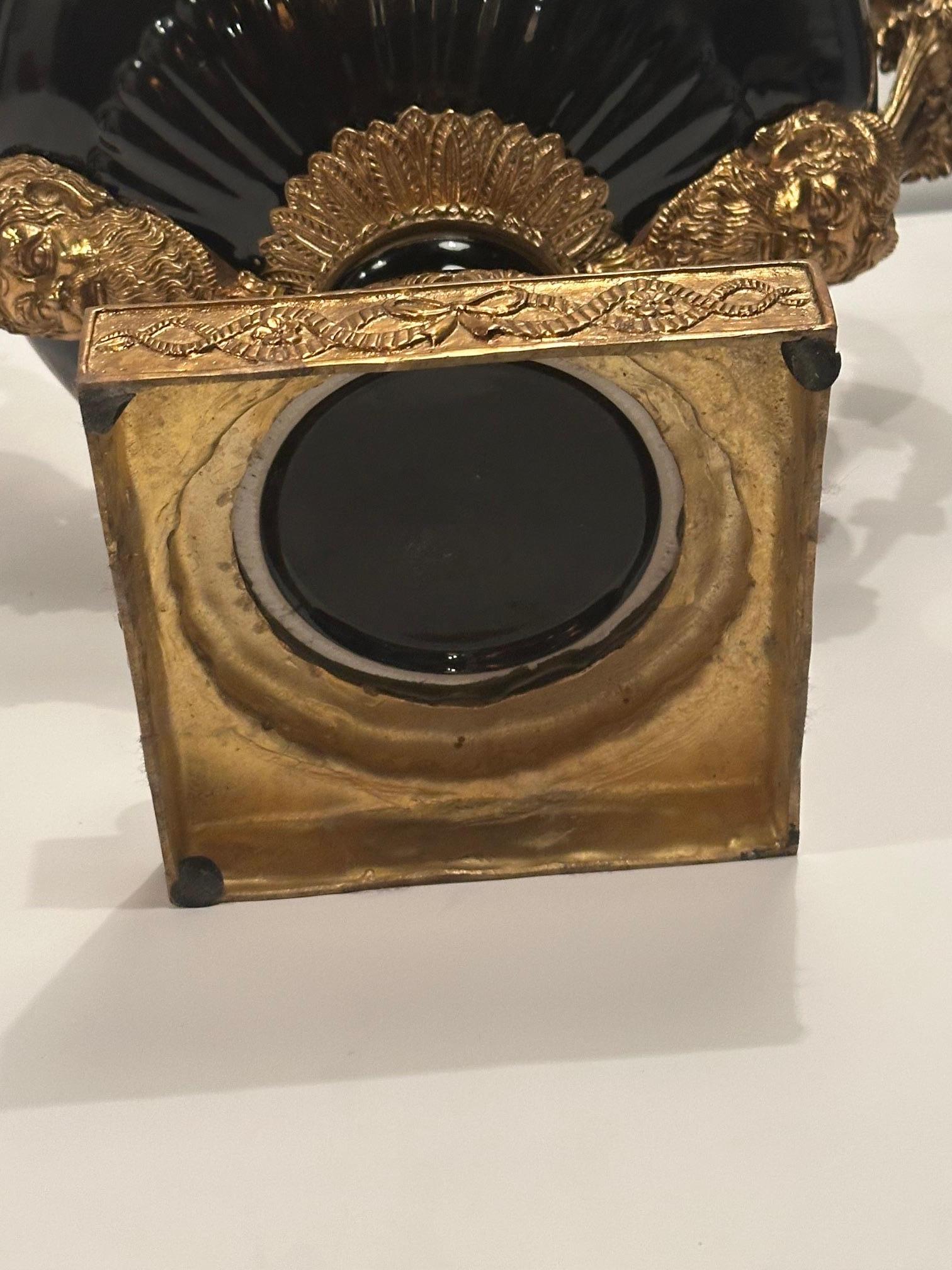 Magnífica urna del Imperio Francés decorada en porcelana negra y bronce en venta 5