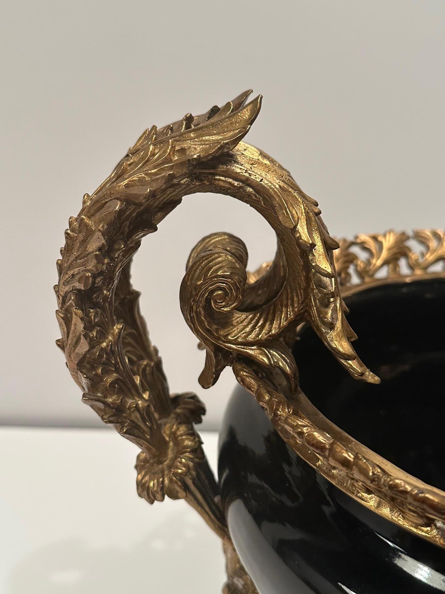 Urna ornamentada y elegante del Imperio francés con porcelana negra brillante de color ónice adornada con monturas de bronce muy detalladas con rosas, guirnaldas y mucho más.