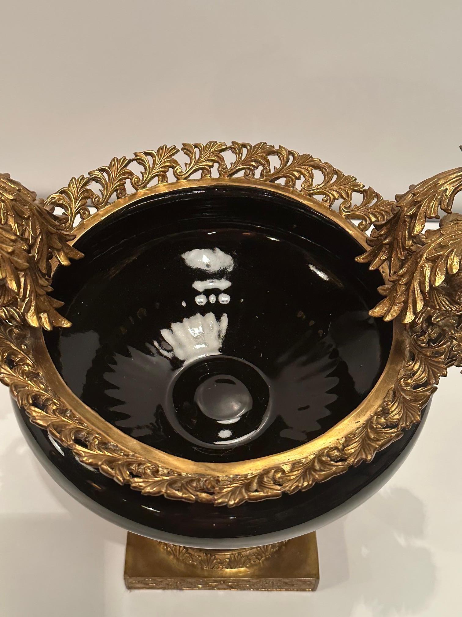 Magnífica urna del Imperio Francés decorada en porcelana negra y bronce en Bueno estado para la venta en Hopewell, NJ