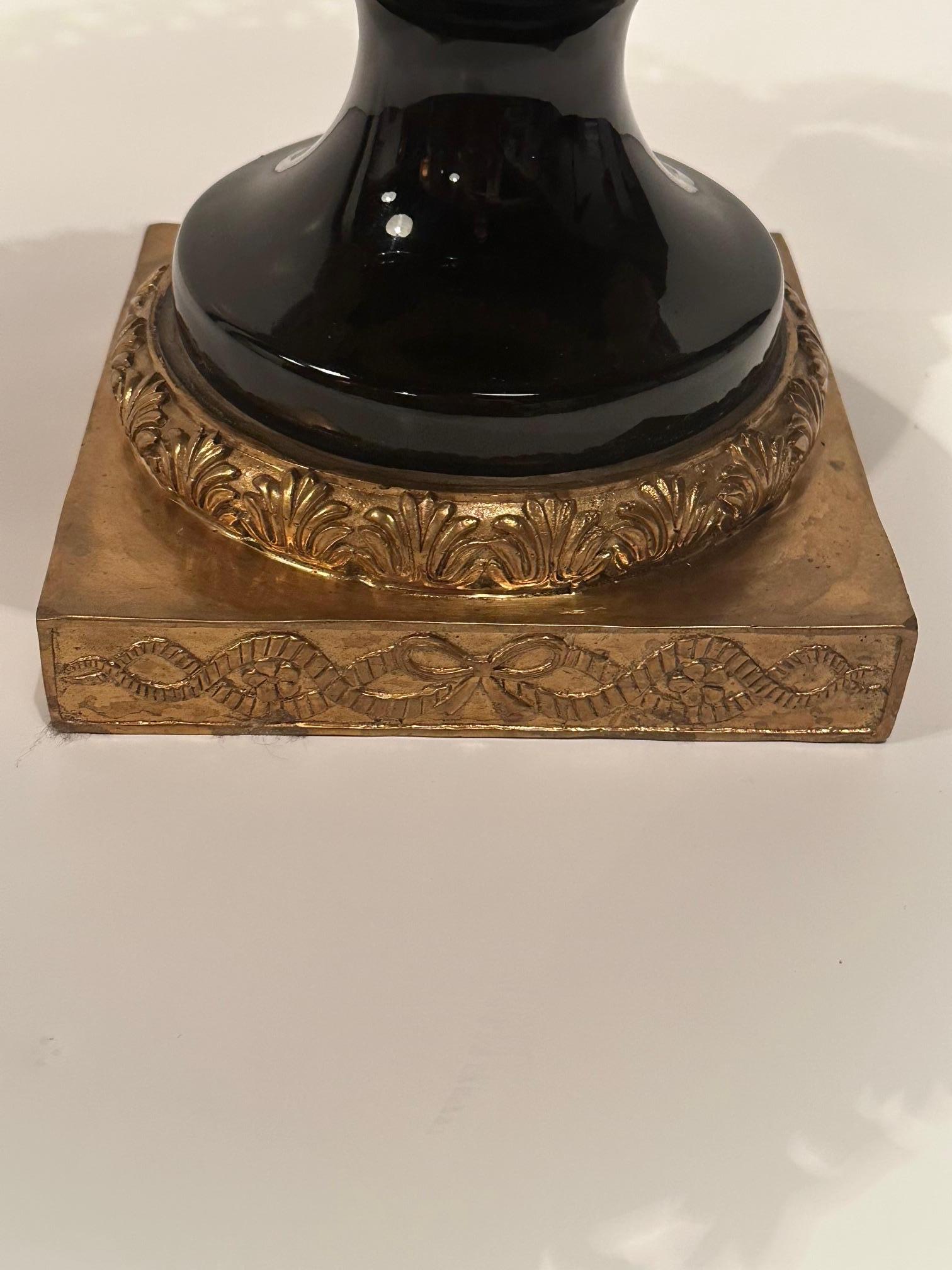 Magnífica urna del Imperio Francés decorada en porcelana negra y bronce siglo XX en venta