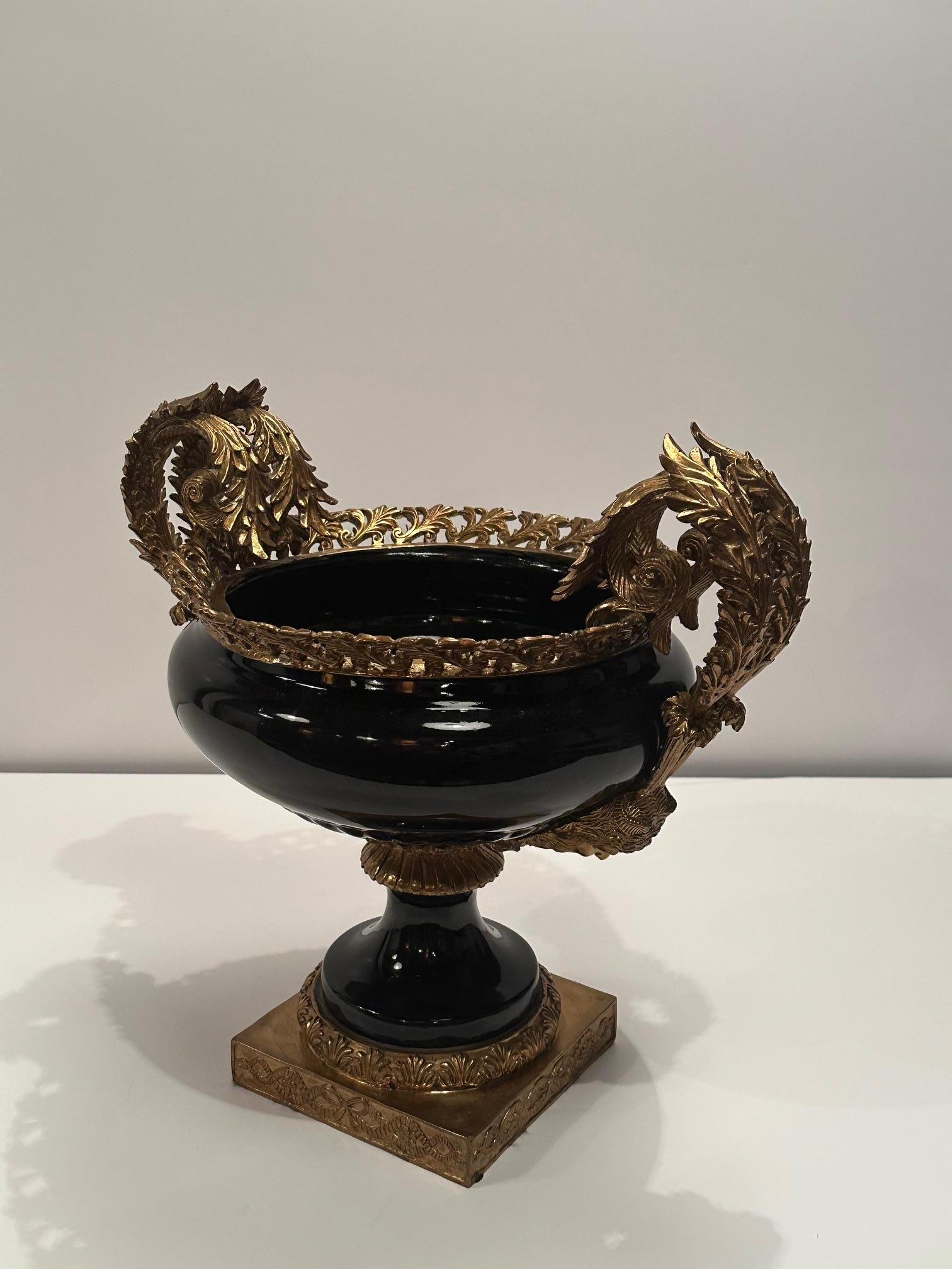Magnífica urna del Imperio Francés decorada en porcelana negra y bronce Bronce en venta