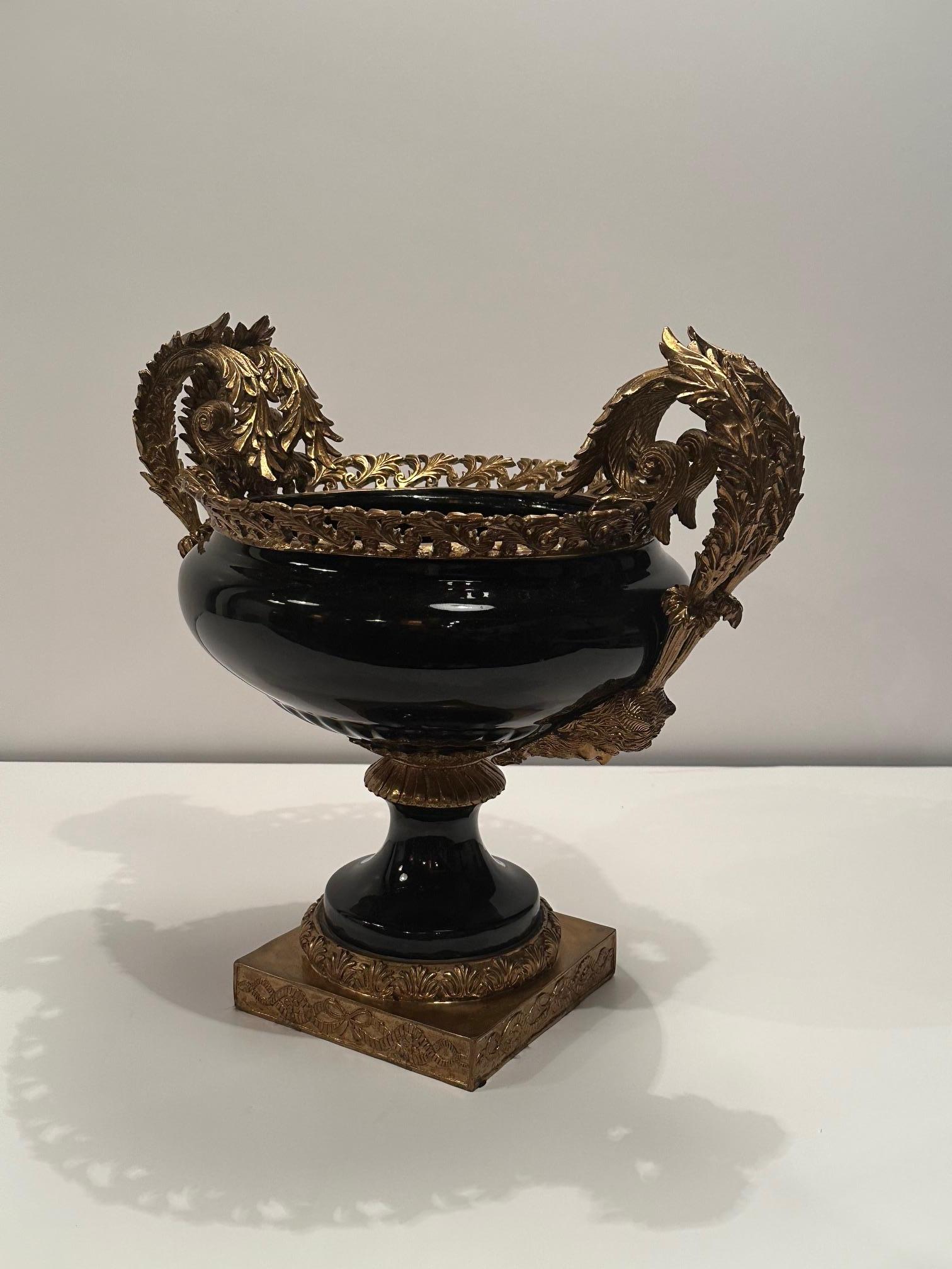 Magnífica urna del Imperio Francés decorada en porcelana negra y bronce en venta 1
