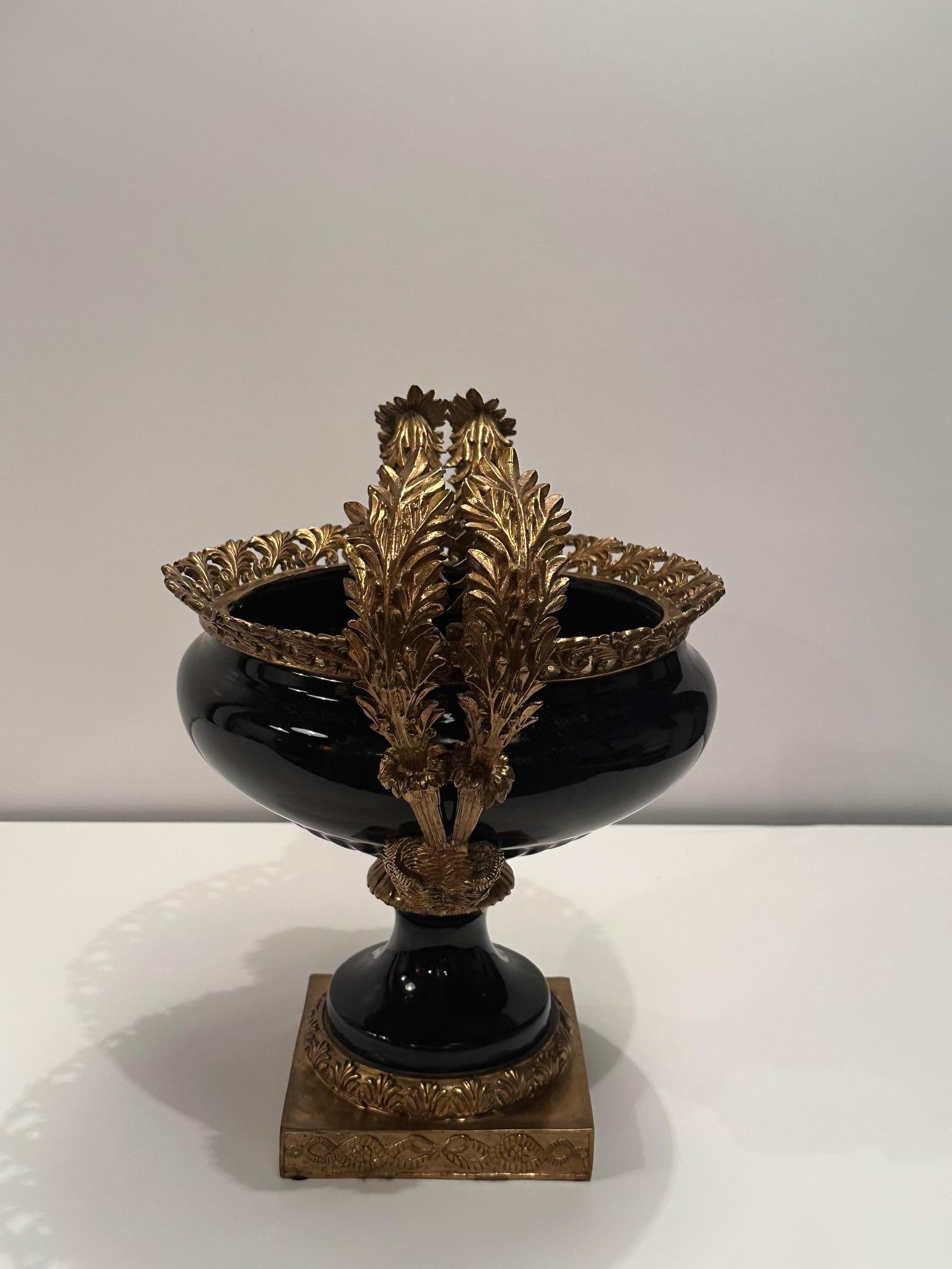 Magnífica urna del Imperio Francés decorada en porcelana negra y bronce en venta 2