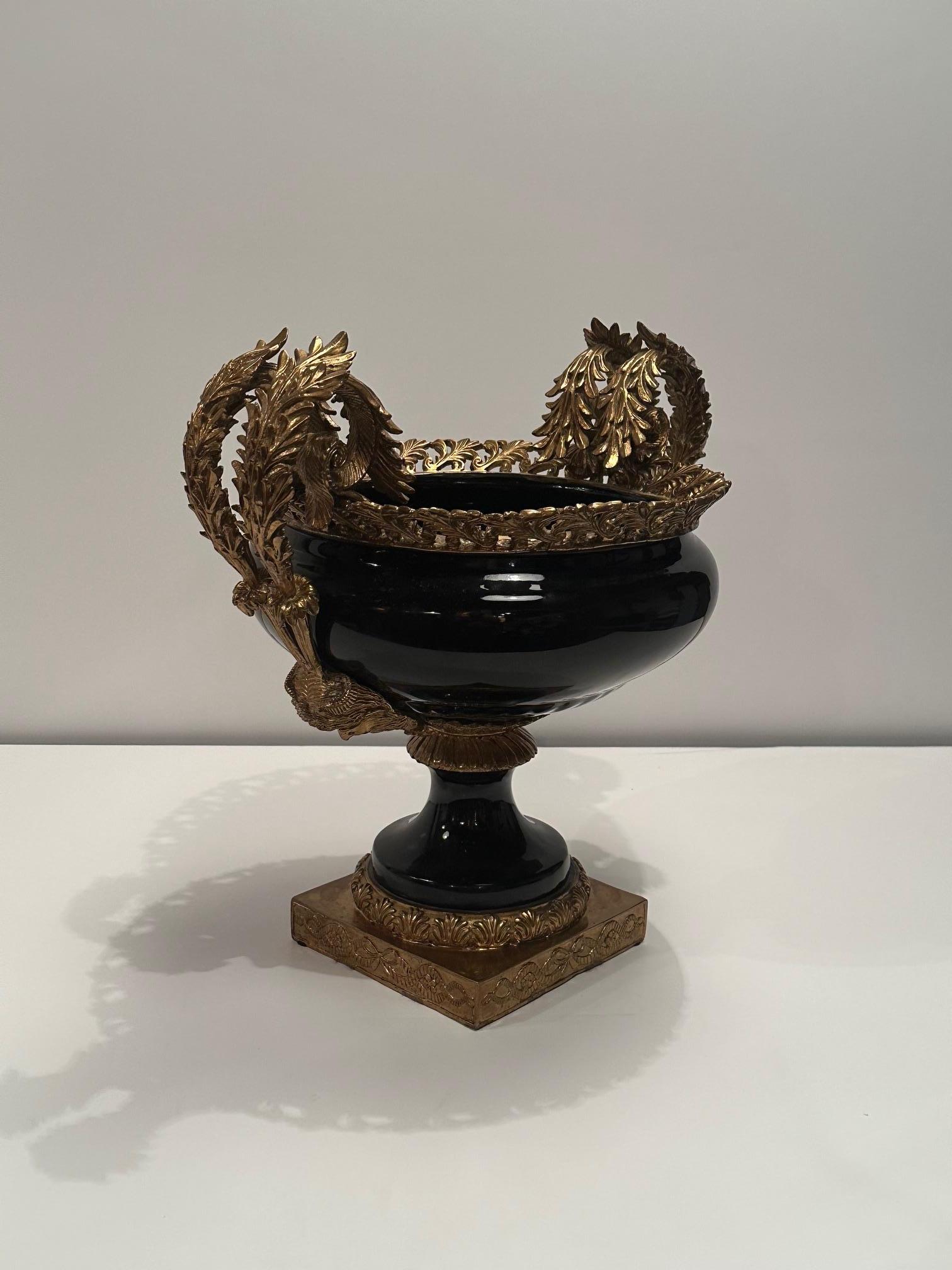 Magnífica urna del Imperio Francés decorada en porcelana negra y bronce en venta 3