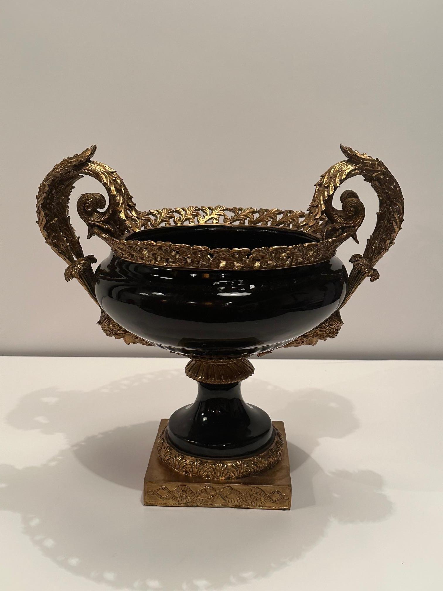 Magnífica urna del Imperio Francés decorada en porcelana negra y bronce en venta 4