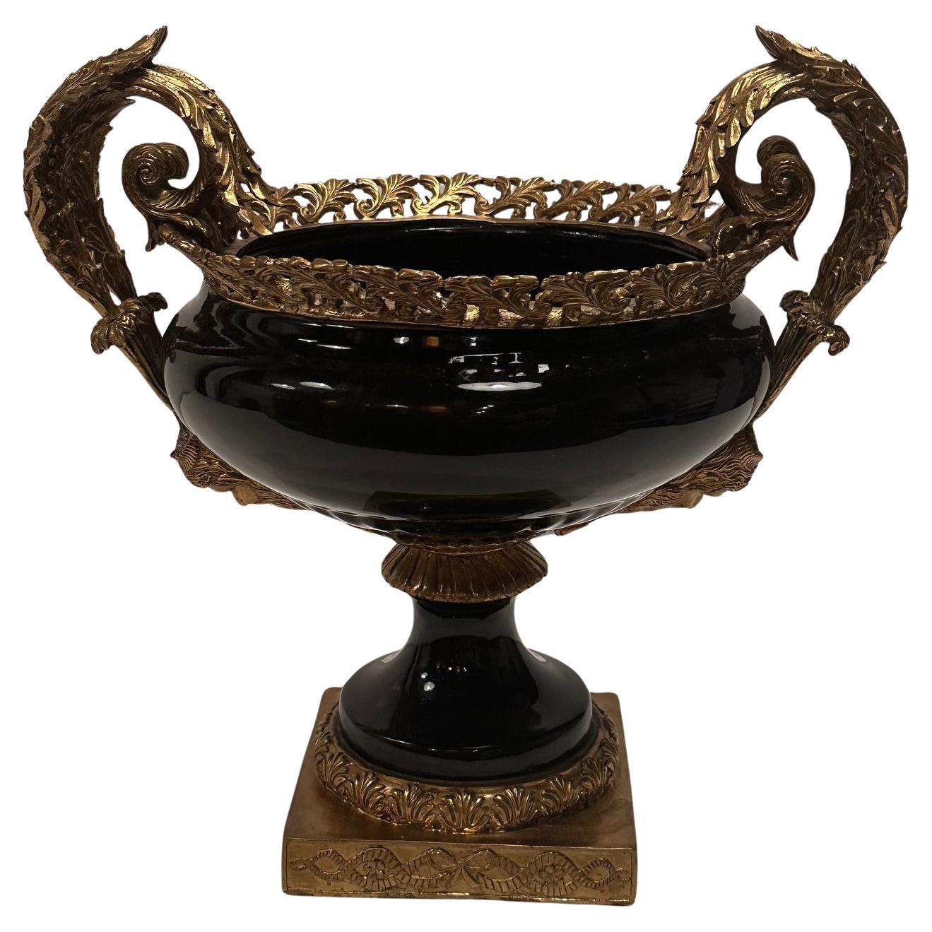 Magnífica urna del Imperio Francés decorada en porcelana negra y bronce en venta