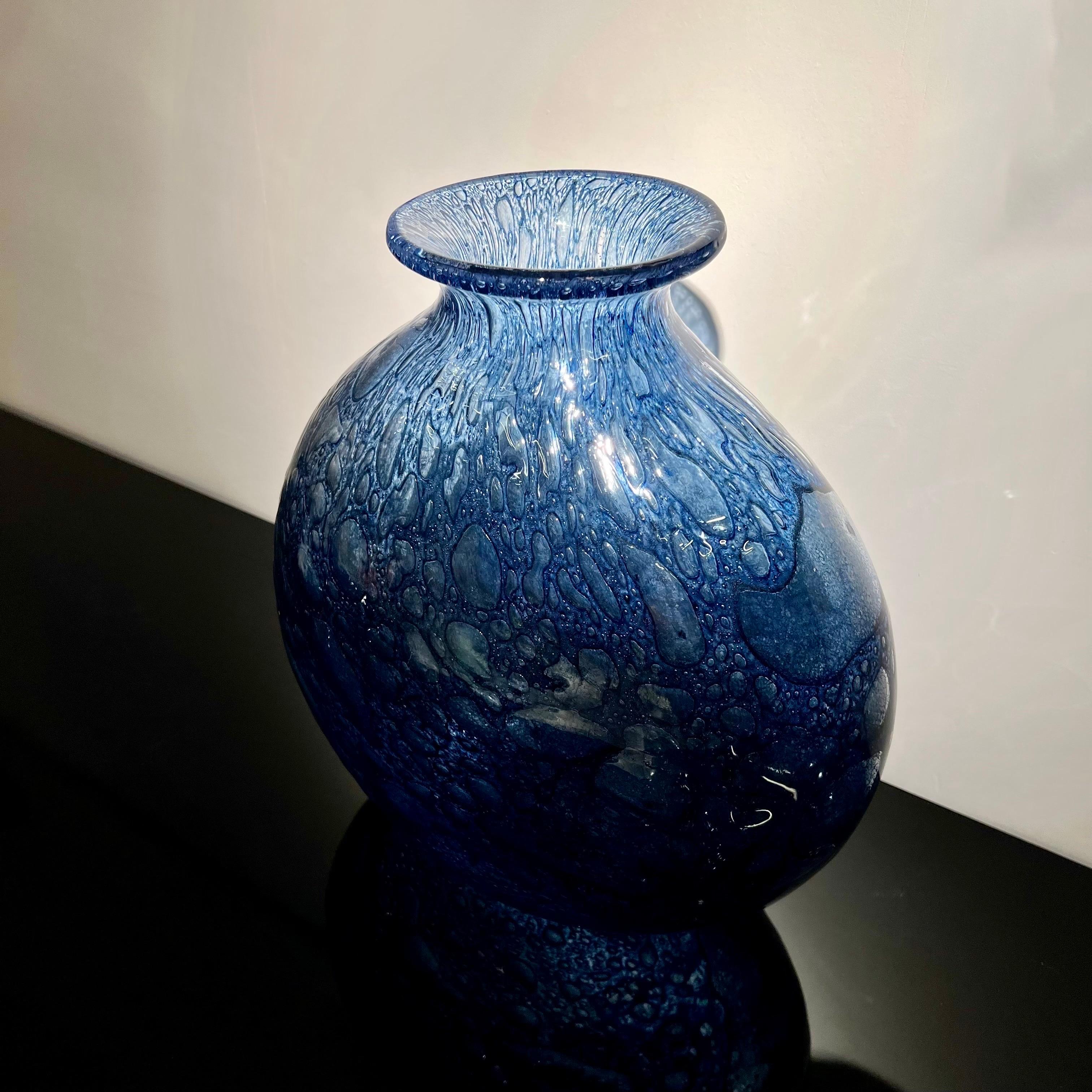 Diese prächtige Vase aus geblasenem Glas ist das Werk des italienischen Künstlers Ercole Barovier.
In einem prächtigen Tiefblau ist dieses Objekt äußerst dekorativ und passt sich gleichzeitig einer Vielzahl von Einrichtungsstilen an.

Ercole