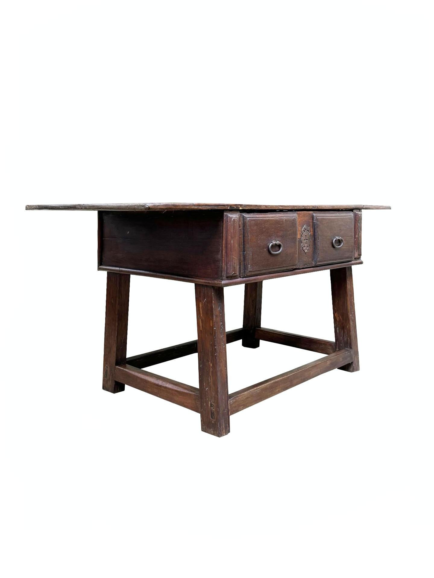 Table coloniale brésilienne du XVIIIe siècle - Magnifique, robuste et intemporelle
 Cette table coloniale brésilienne du XVIIIe siècle, rare et exceptionnelle, témoigne du savoir-faire durable de l'époque et incarne à la fois l'élégance et la