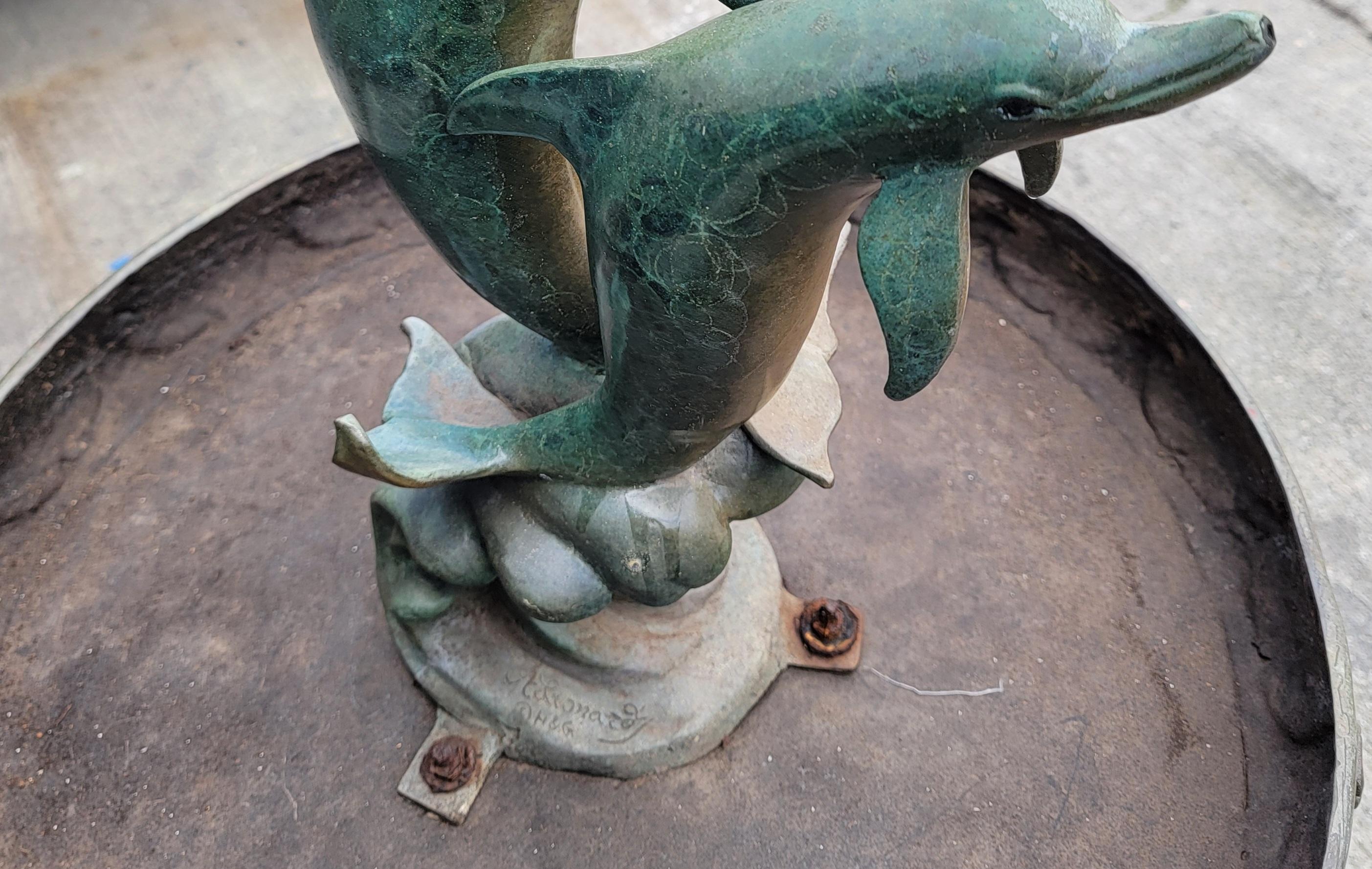 Prächtiger Delphin-Gartenbrunnen/Vogelbaumbrunnen aus Bronze, signiert im Zustand „Gut“ im Angebot in Pasadena, CA