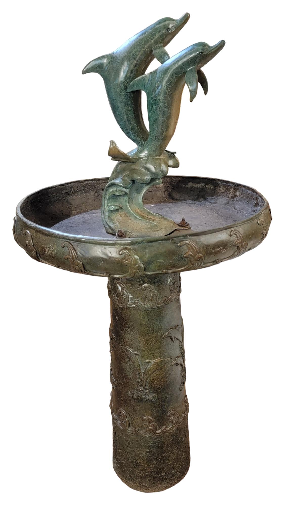 Prächtiger Delphin-Gartenbrunnen/Vogelbaumbrunnen aus Bronze, signiert (Mitte des 20. Jahrhunderts) im Angebot