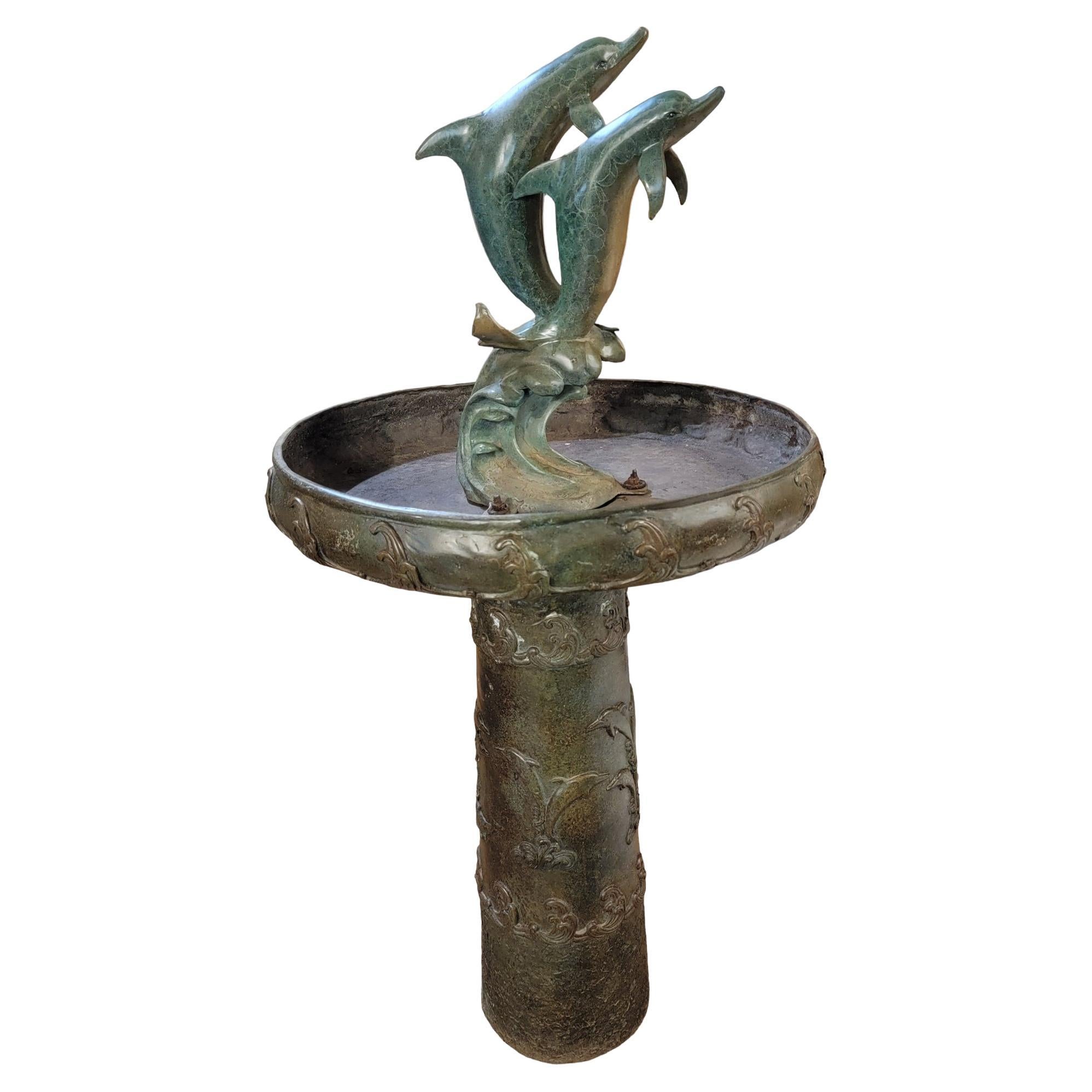 Magnifique fontaine de jardin / bain d'oiseaux Dolphine en bronze Signé