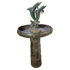 Magnifique fontaine de jardin / bain d'oiseaux Dolphine en bronze Signé
